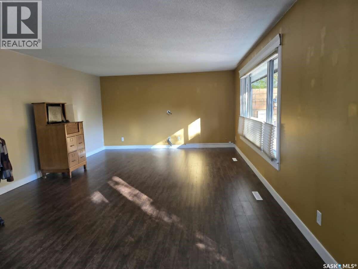 802 2nd Street E, Kindersley, Saskatchewan  S0L 1S0 - Photo 7 - SK051509