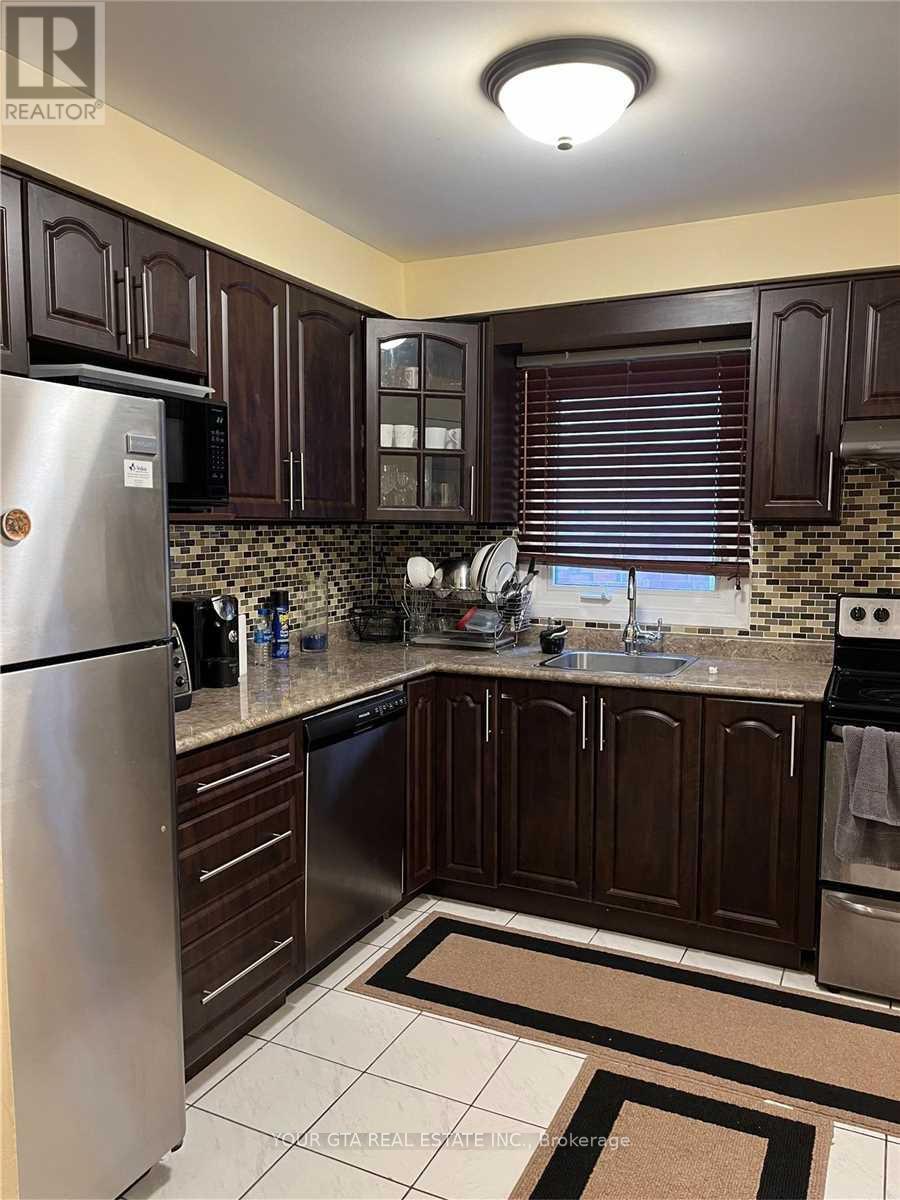 20 Luminous Court, Brampton, Ontario  L6Z 2B3 - Photo 4 - W14096188