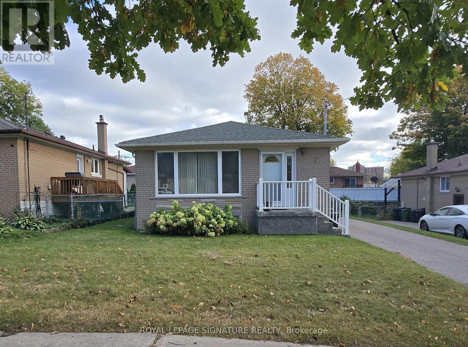 7 SCOTCHDALE AVENUE, Toronto, Ontario
