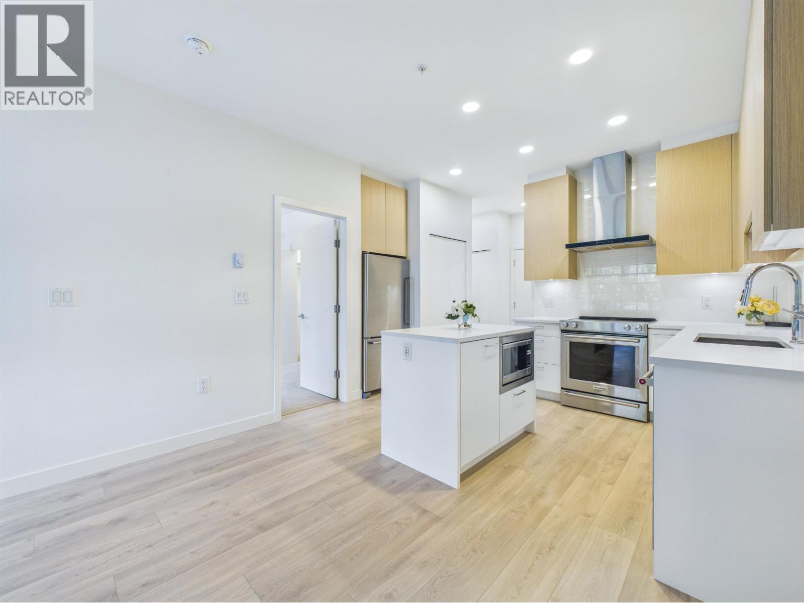 314 7588 16th Street, Burnaby, British Columbia  V3N 0H8 - Photo 4 - R3166633