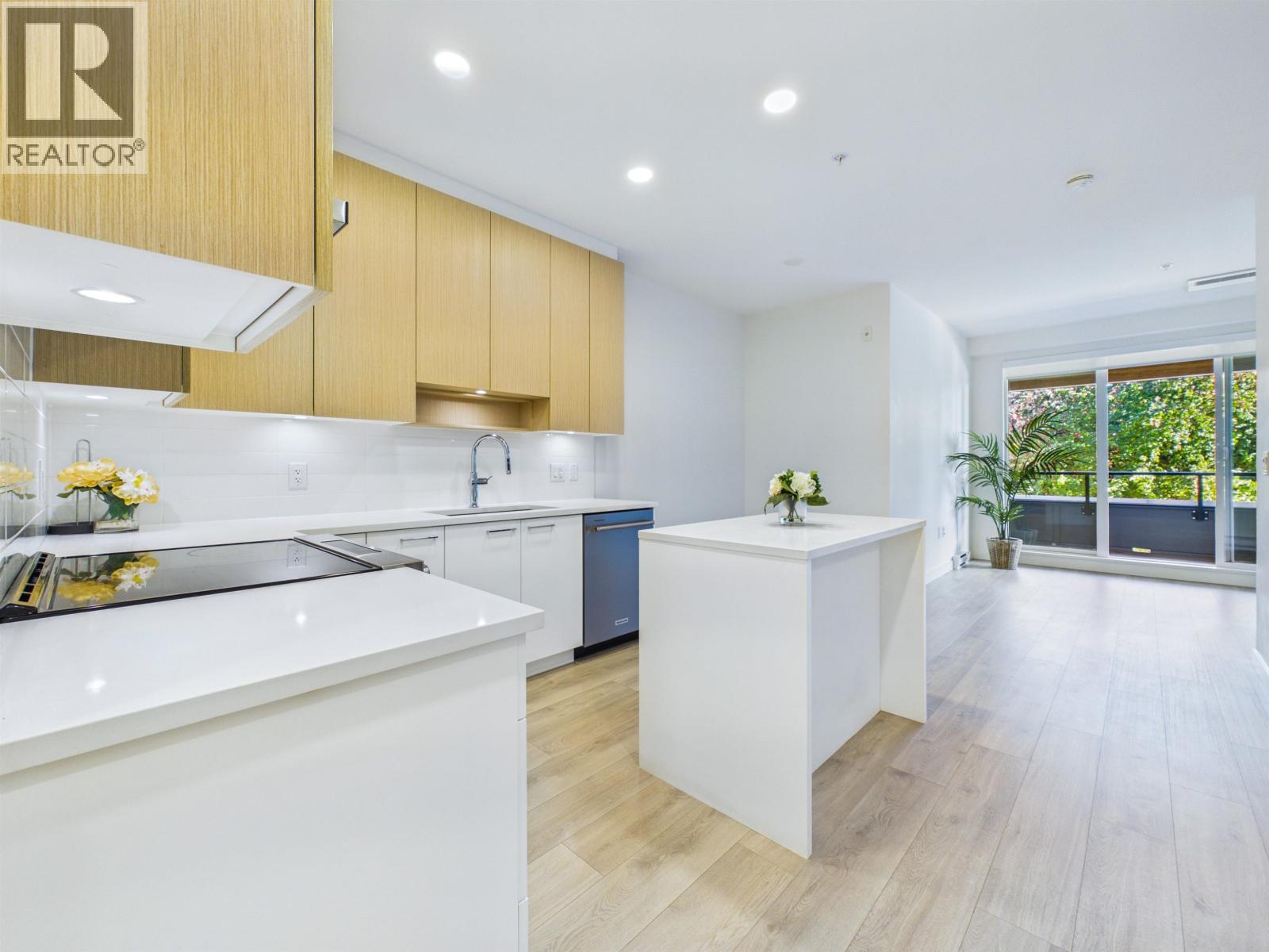 314 7588 16th Street, Burnaby, British Columbia  V3N 0H8 - Photo 5 - R3166633