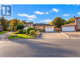 8 EASTON PLACE, Brampton, Ontario