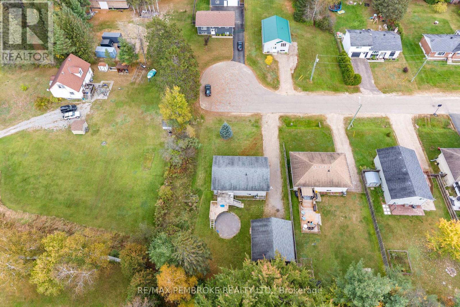 18 Joseph Street, Laurentian Hills, Ontario  K0J 1J0 - Photo 11 - X14096366