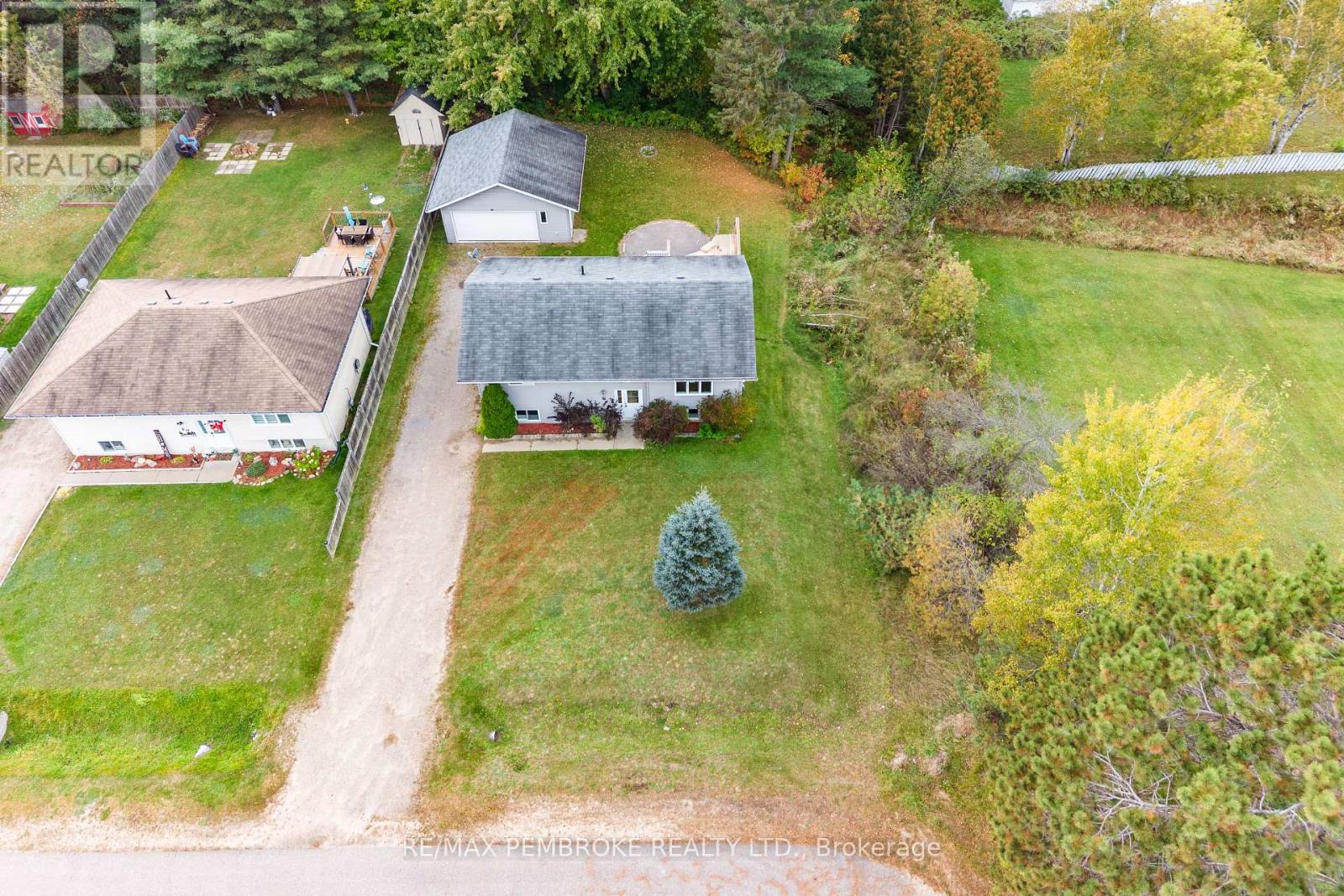 18 Joseph Street, Laurentian Hills, Ontario  K0J 1J0 - Photo 12 - X14096366