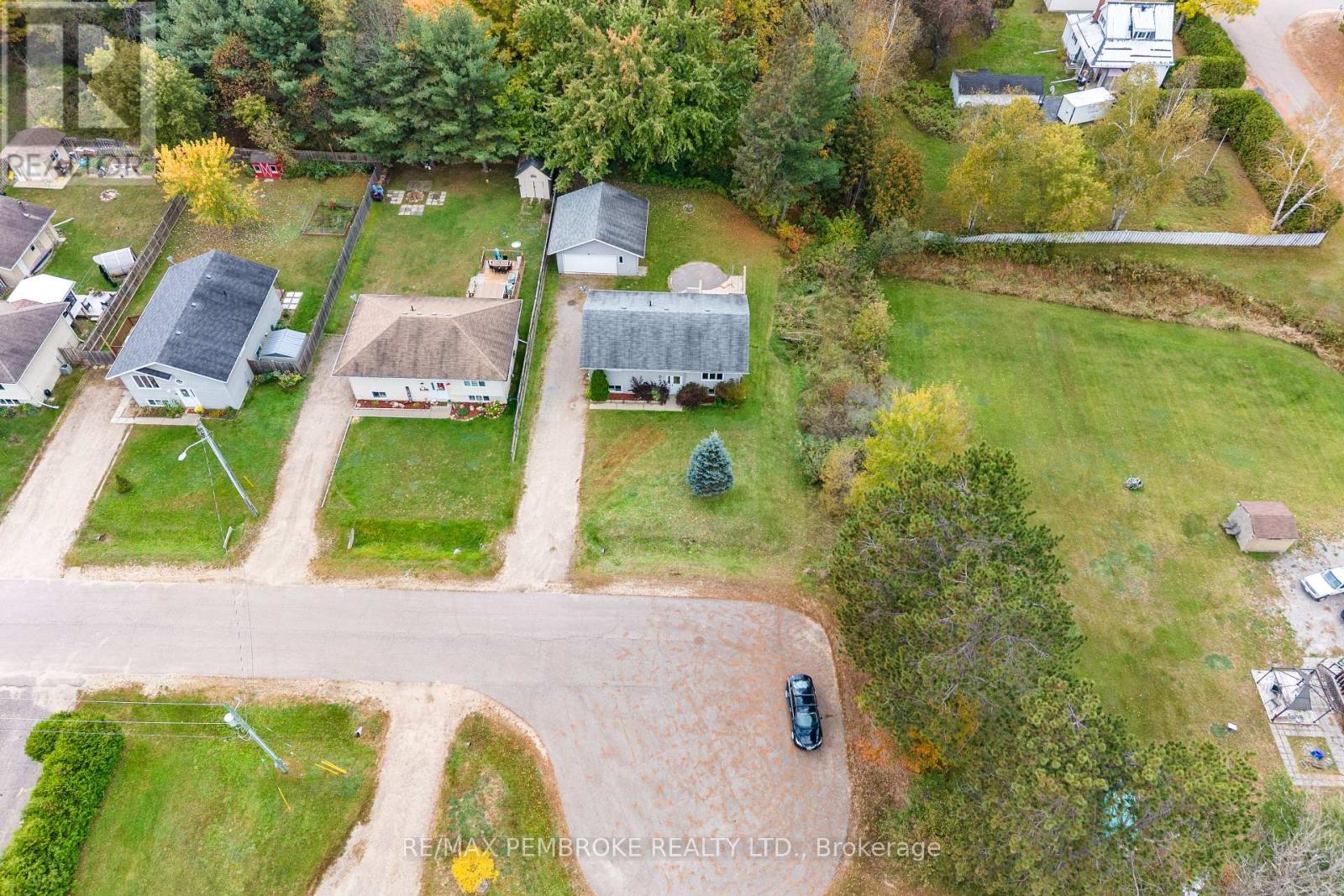 18 Joseph Street, Laurentian Hills, Ontario  K0J 1J0 - Photo 14 - X14096366