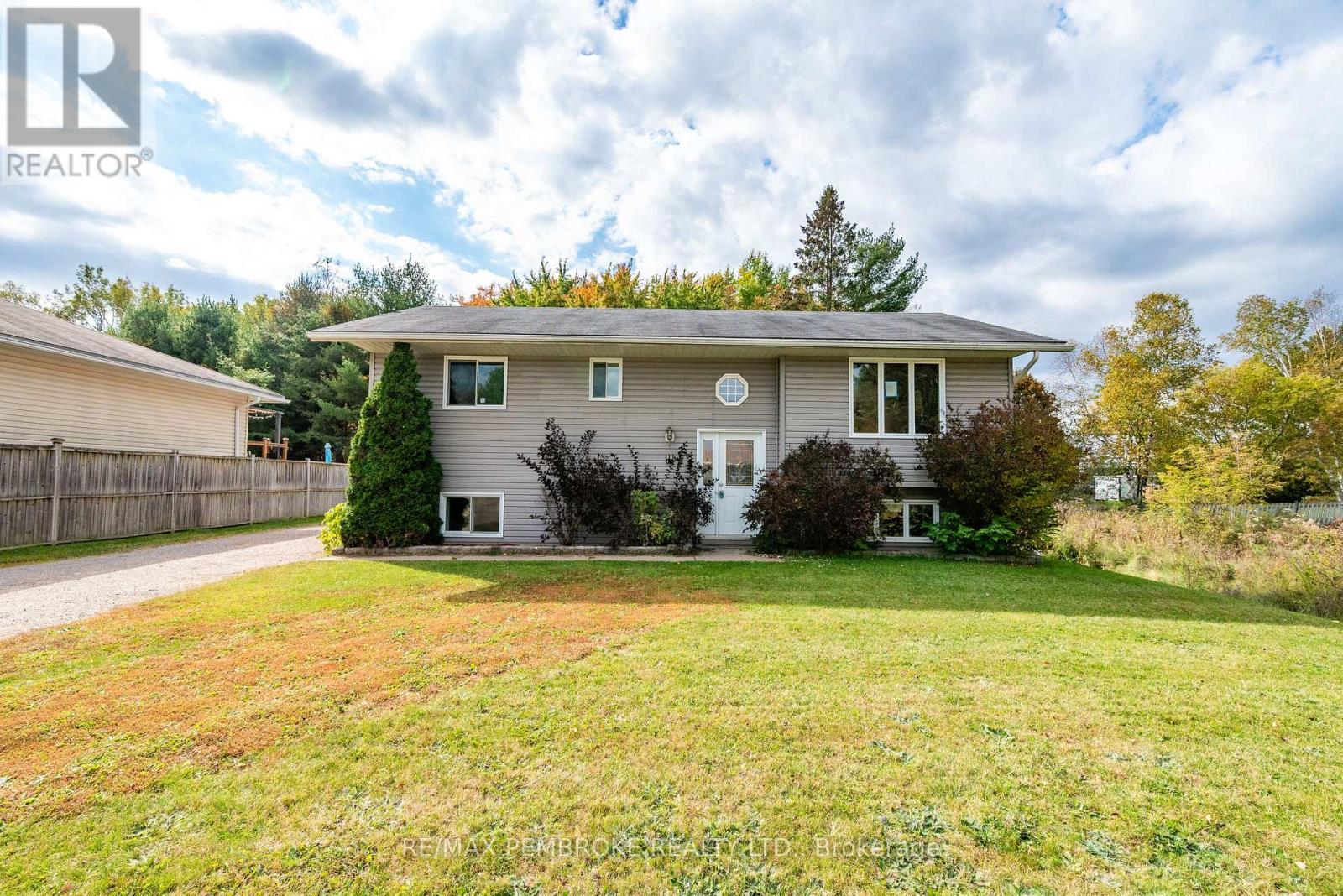 18 Joseph Street, Laurentian Hills, Ontario  K0J 1J0 - Photo 2 - X14096366