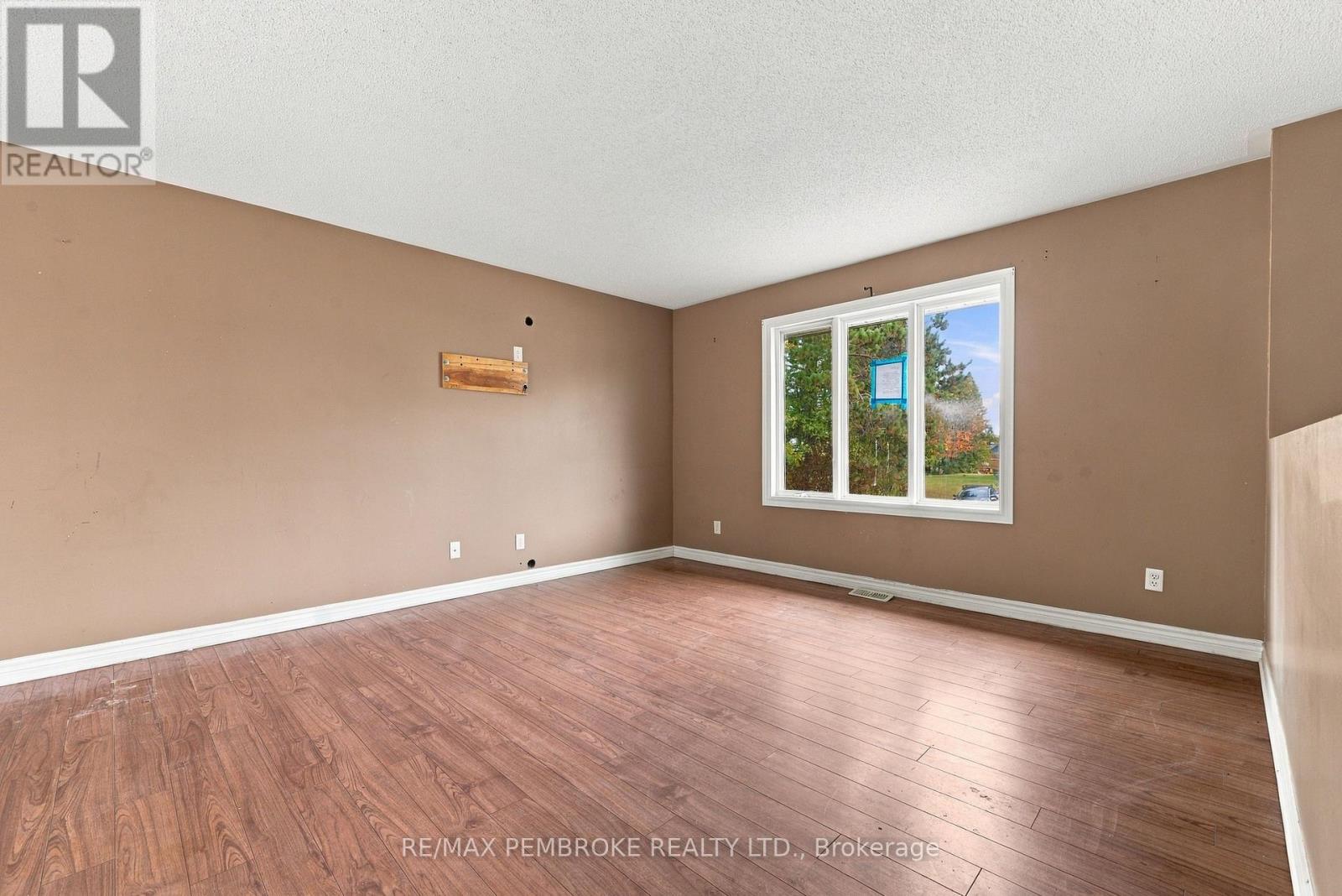 18 Joseph Street, Laurentian Hills, Ontario  K0J 1J0 - Photo 23 - X14096366