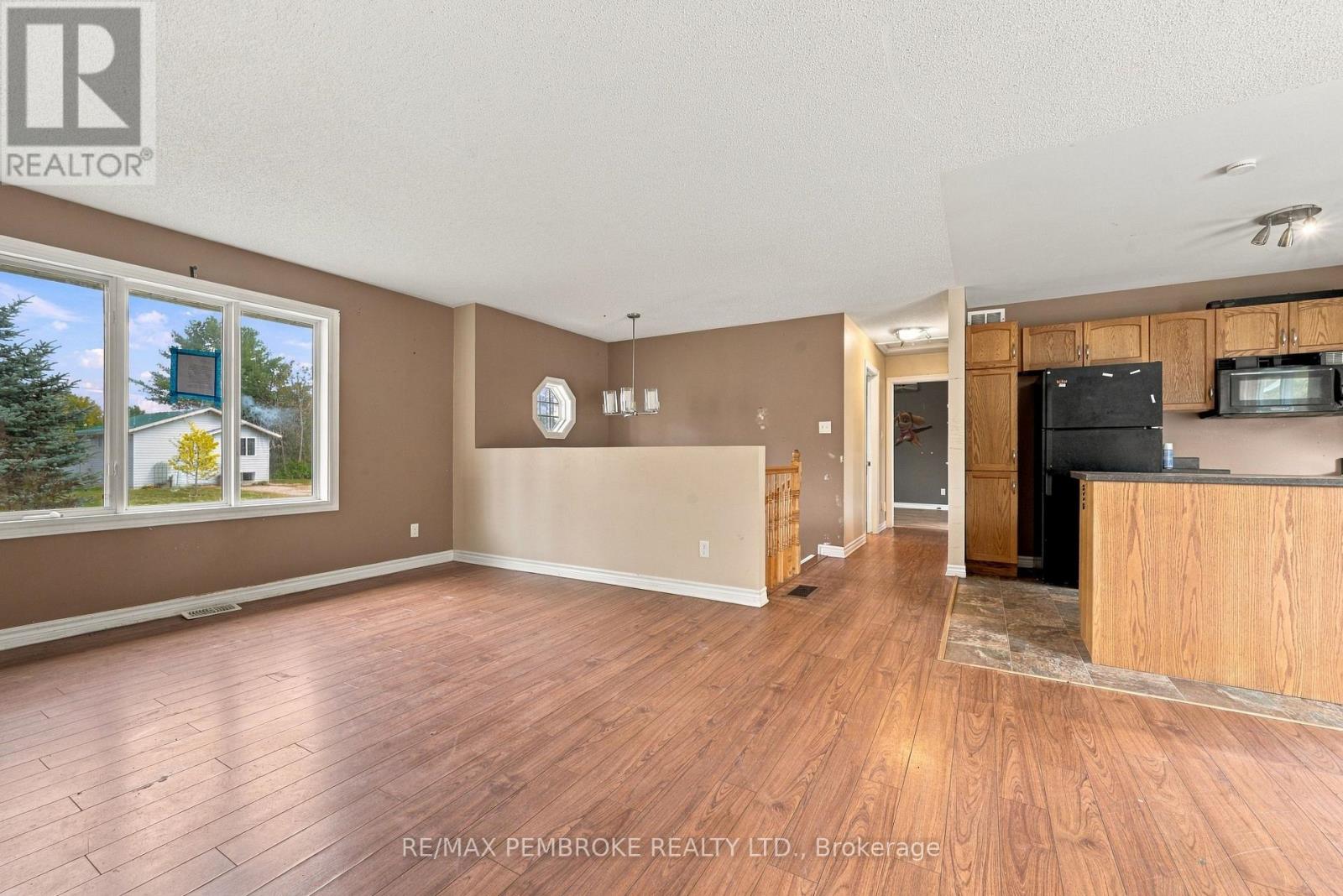 18 Joseph Street, Laurentian Hills, Ontario  K0J 1J0 - Photo 25 - X14096366