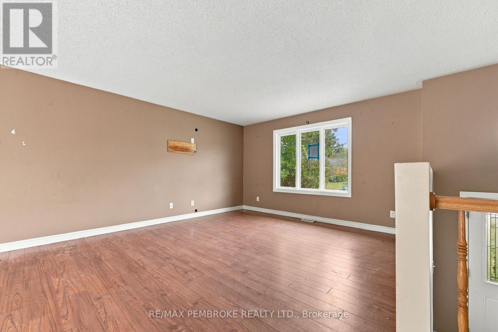 18 Joseph Street, Laurentian Hills, Ontario  K0J 1J0 - Photo 27 - X14096366