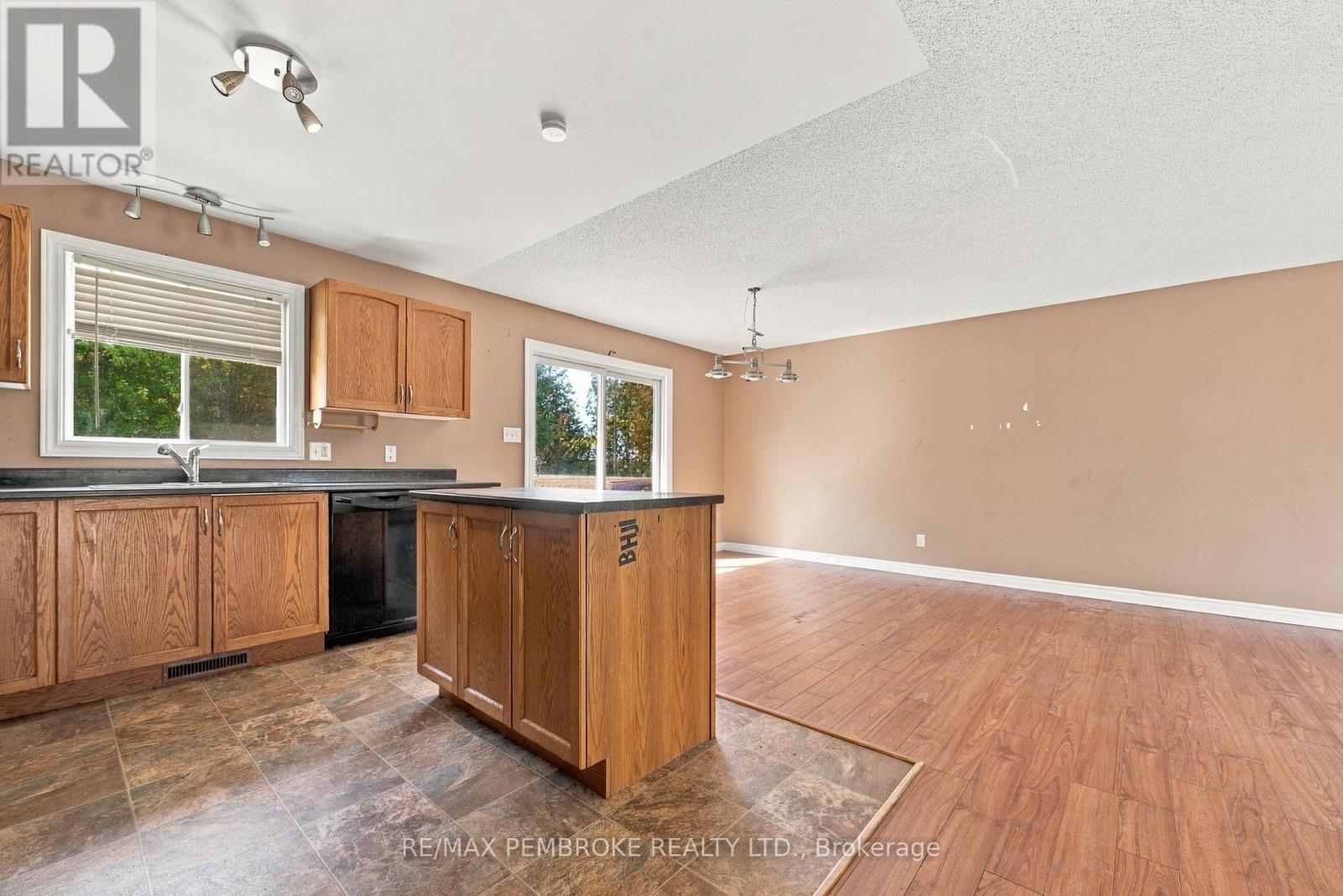 18 Joseph Street, Laurentian Hills, Ontario  K0J 1J0 - Photo 29 - X14096366