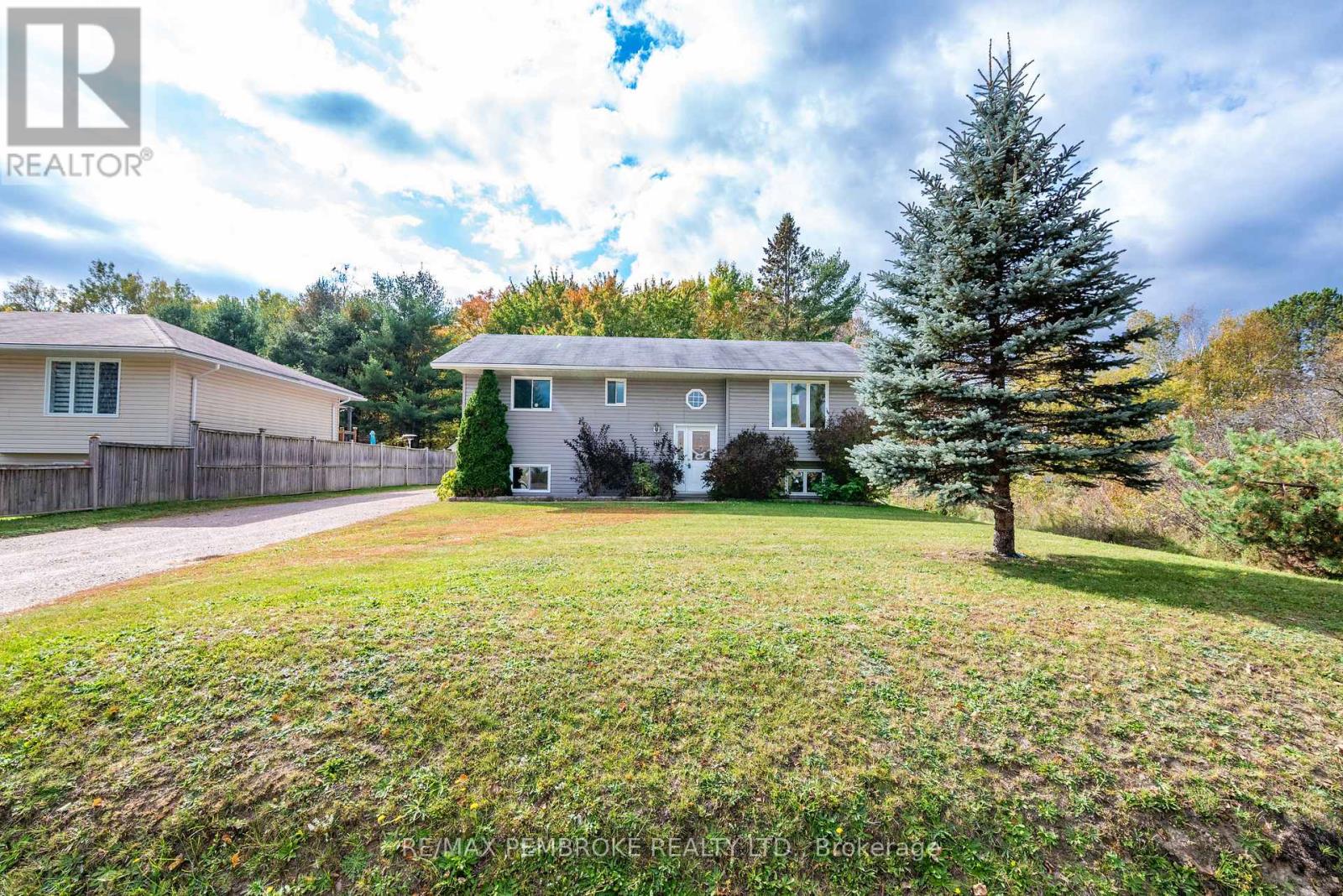 18 Joseph Street, Laurentian Hills, Ontario  K0J 1J0 - Photo 3 - X14096366