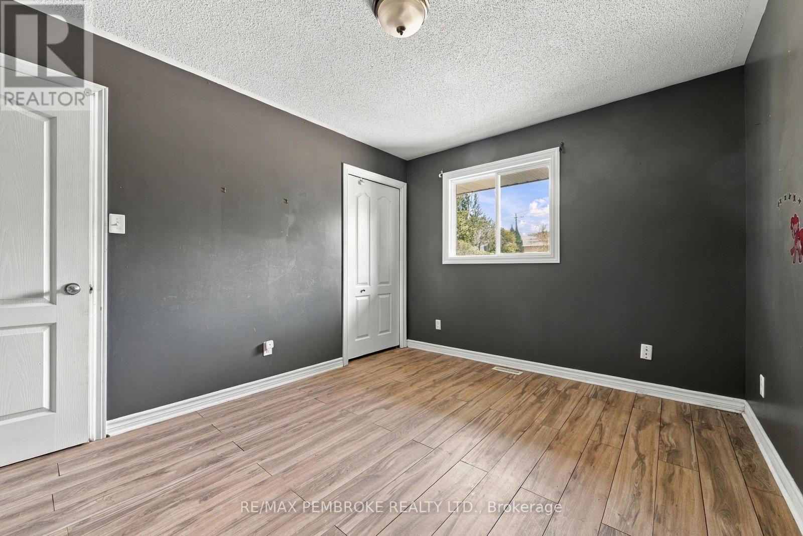 18 Joseph Street, Laurentian Hills, Ontario  K0J 1J0 - Photo 32 - X14096366