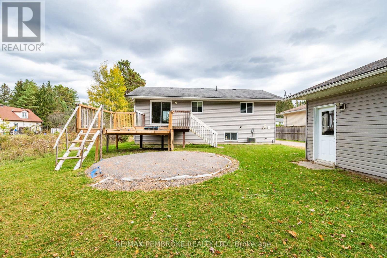 18 Joseph Street, Laurentian Hills, Ontario  K0J 1J0 - Photo 7 - X14096366