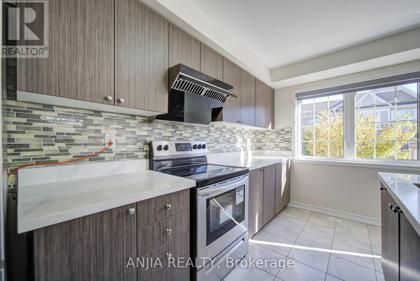 24 Goldeye Street, Whitby, Ontario  L1P 0E5 - Photo 11 - E14096382