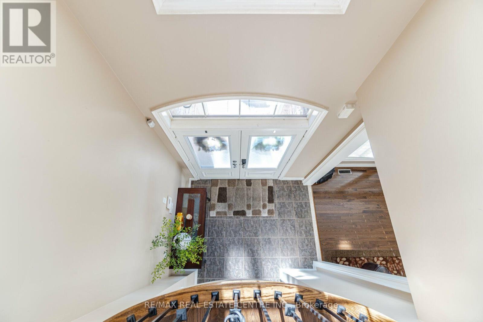 2327 Lyndhurst Drive, Oakville, Ontario  L6H 7V5 - Photo 4 - W14096516