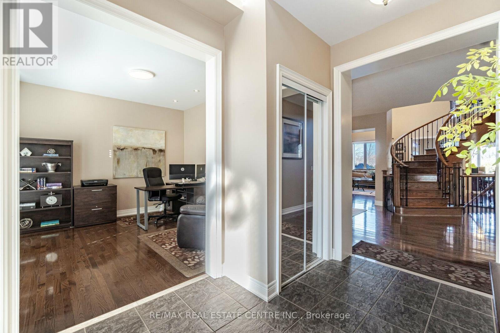 2327 Lyndhurst Drive, Oakville, Ontario  L6H 7V5 - Photo 5 - W14096516