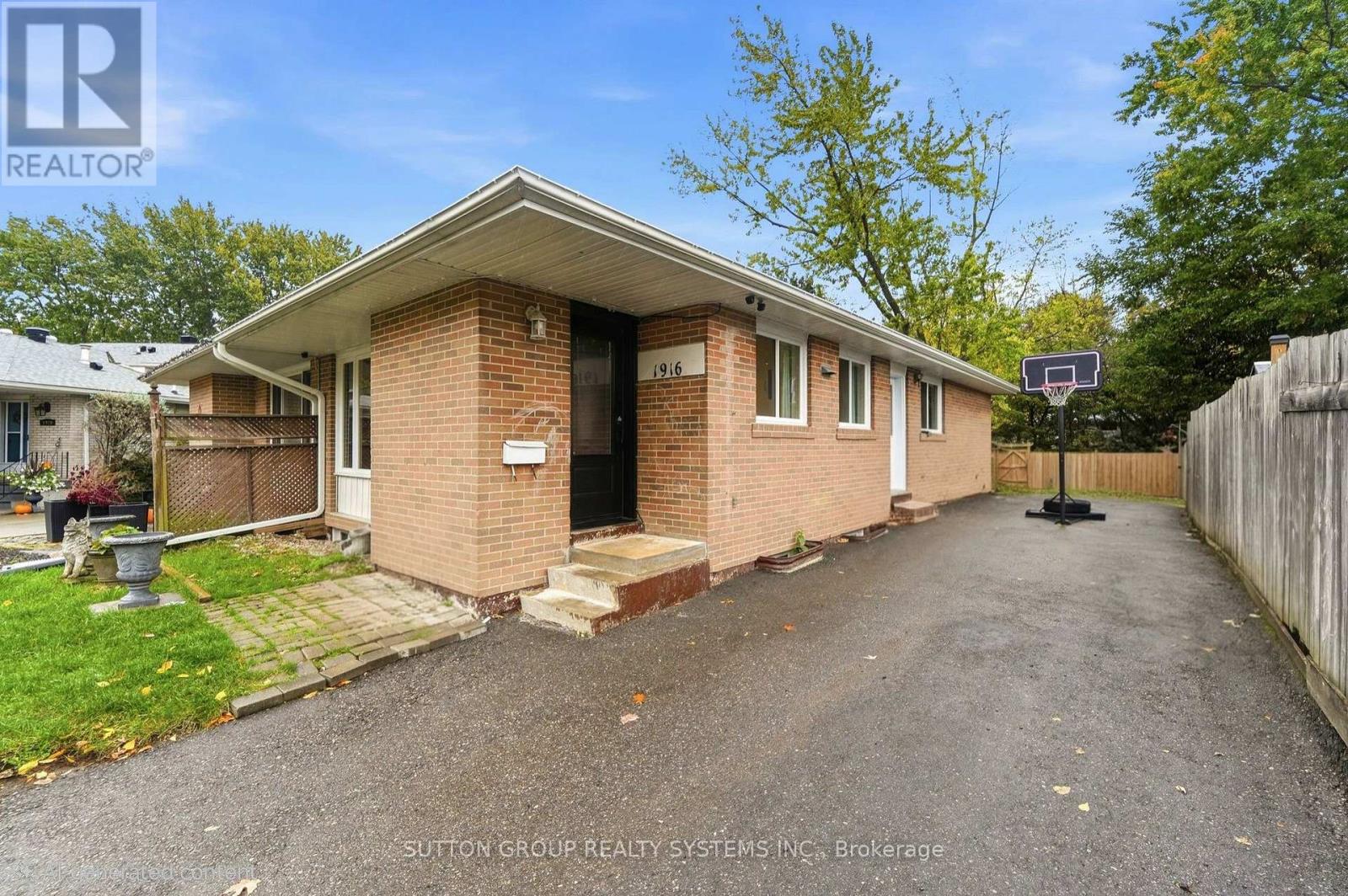 1916 Reiss Court, Mississauga, Ontario  L5J 3S3 - Photo 3 - W14096530