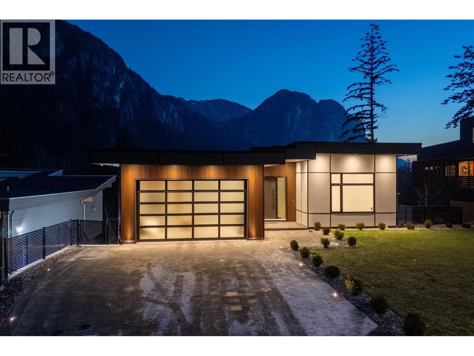 2216 Windsail Place, Squamish, British Columbia  V8B 0T6 - Photo 2 - R3082966