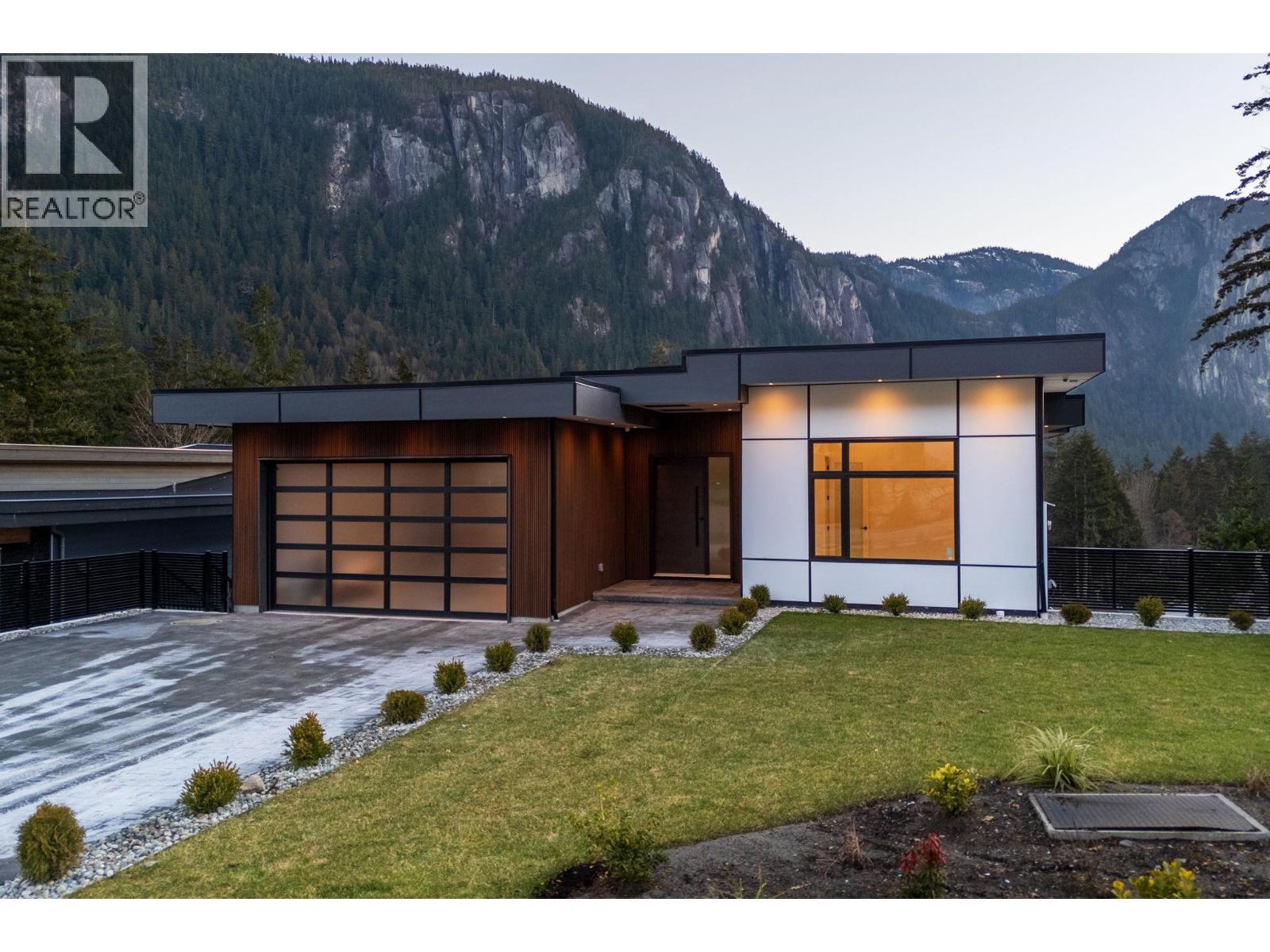 2216 Windsail Place, Squamish, British Columbia  V8B 0T6 - Photo 3 - R3082966