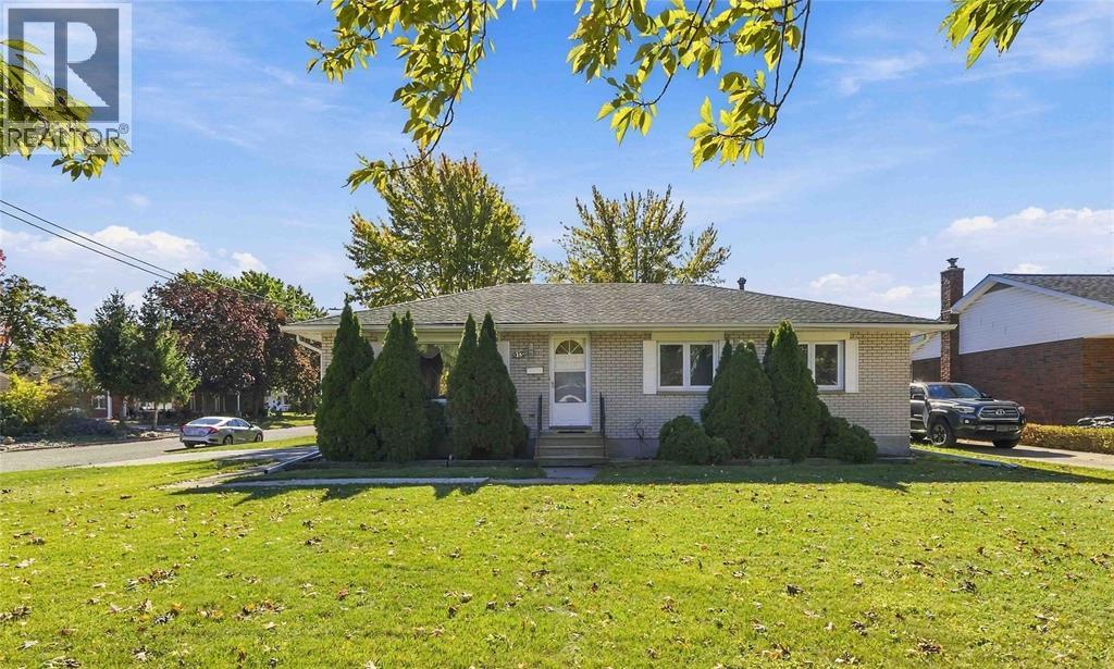 913 WEDGEWOOD AVENUE,Sarnia,Ontario,N7V3E8,Canada