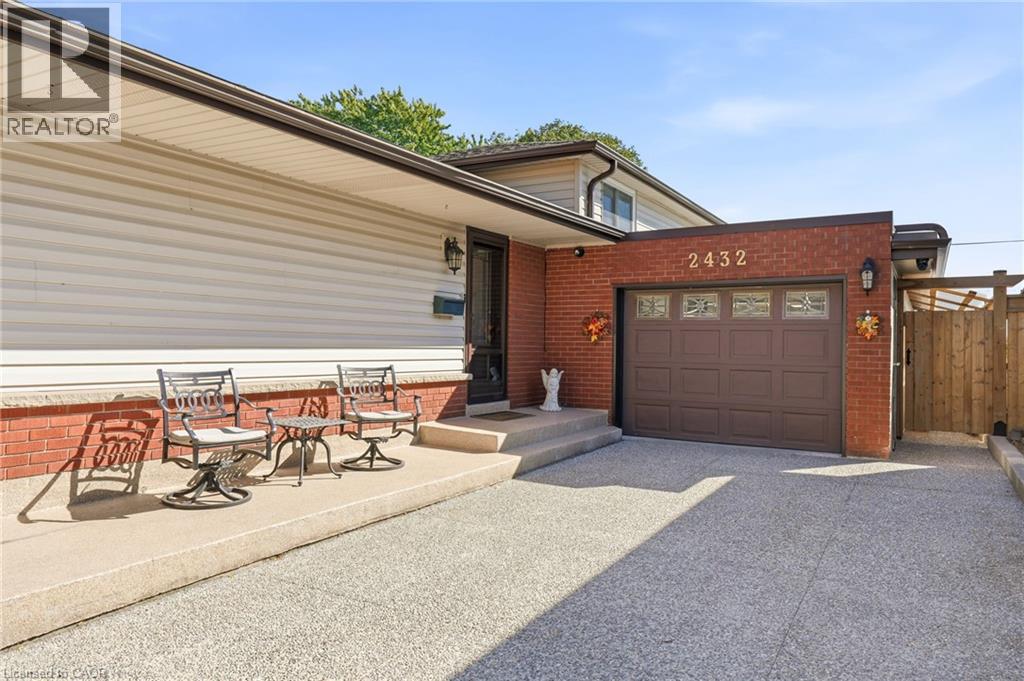 2432 Cyprus Avenue, Burlington, Ontario  L7P 1G6 - Photo 3 - 40872622