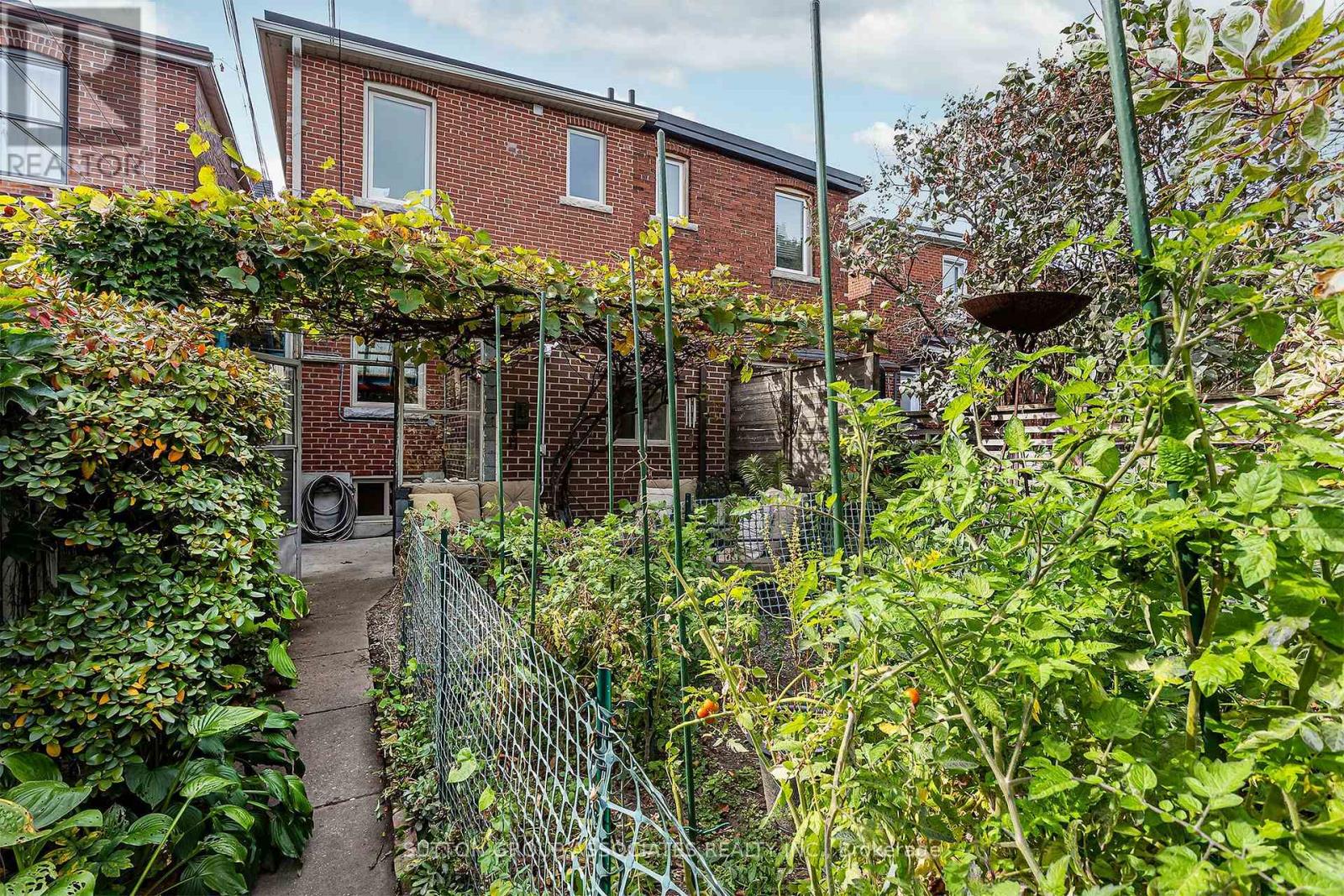 257 Perth Avenue, Toronto, Ontario  M6P 3X9 - Photo 19 - W14096588