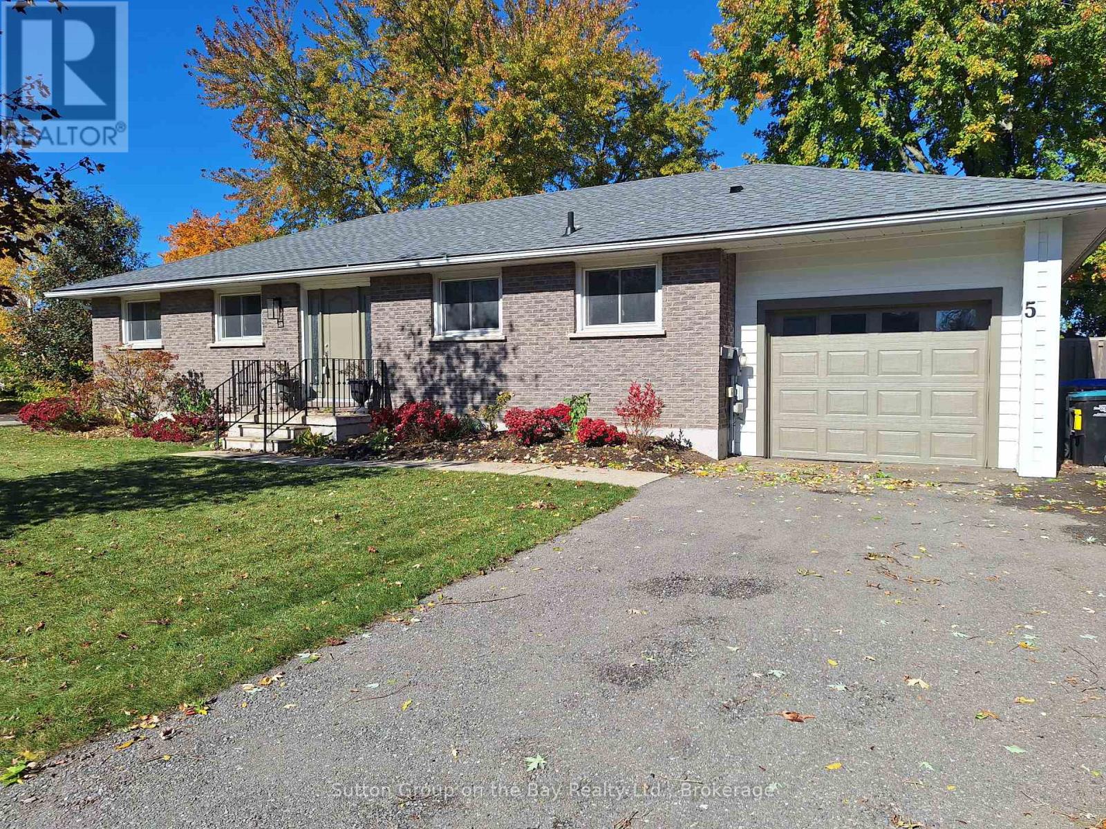 5 Brock Crescent, Collingwood, Ontario  L9Y 4A4 - Photo 2 - S12486327