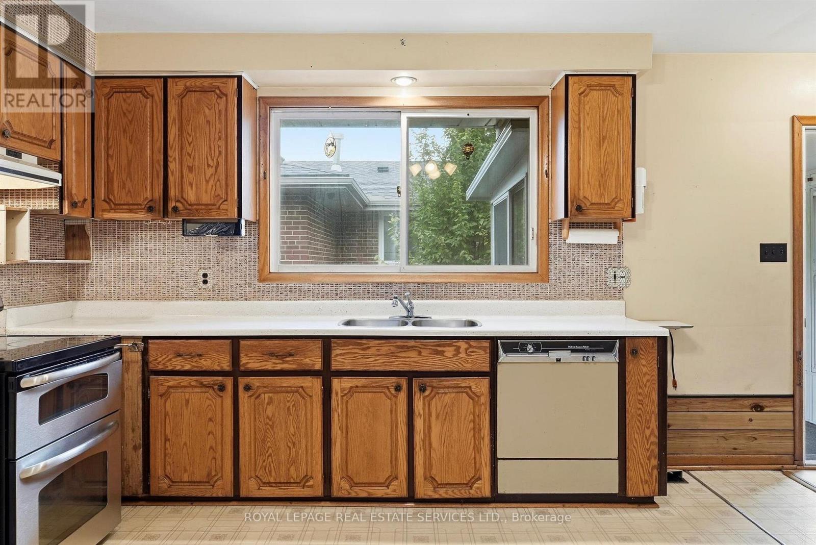 30 Vanguard Drive, Toronto, Ontario  M9B 5E6 - Photo 16 - W14096736