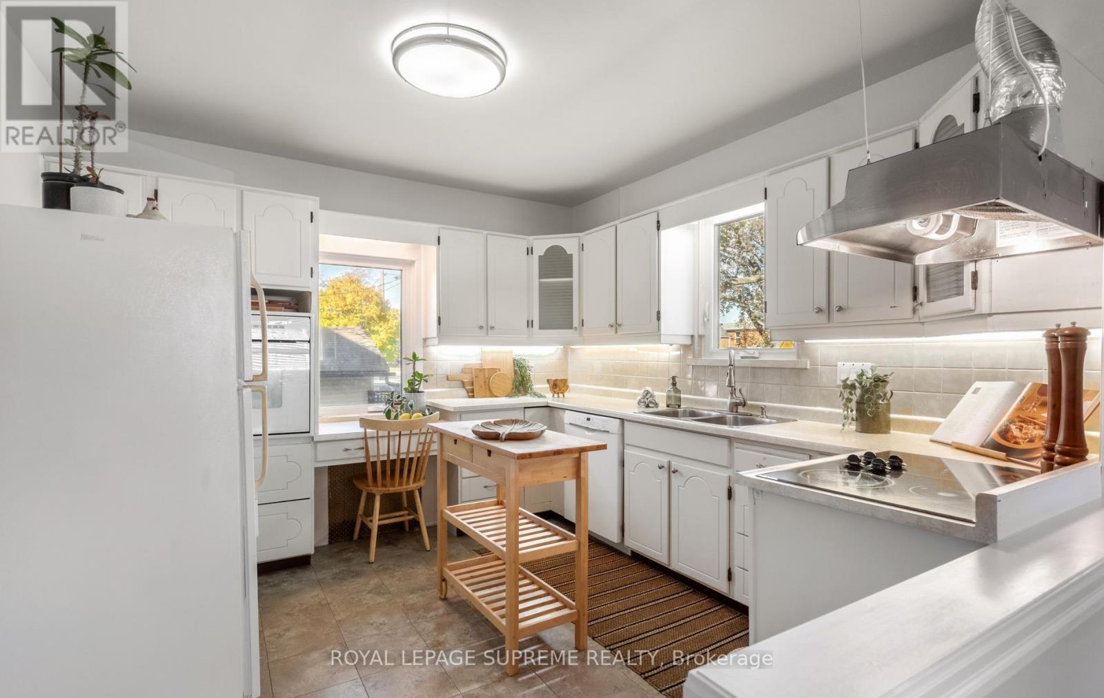 54 East Drive, Toronto (Rockcliffe-Smythe), Ontario  M6N 2N9 - Photo 12 - W14097028
