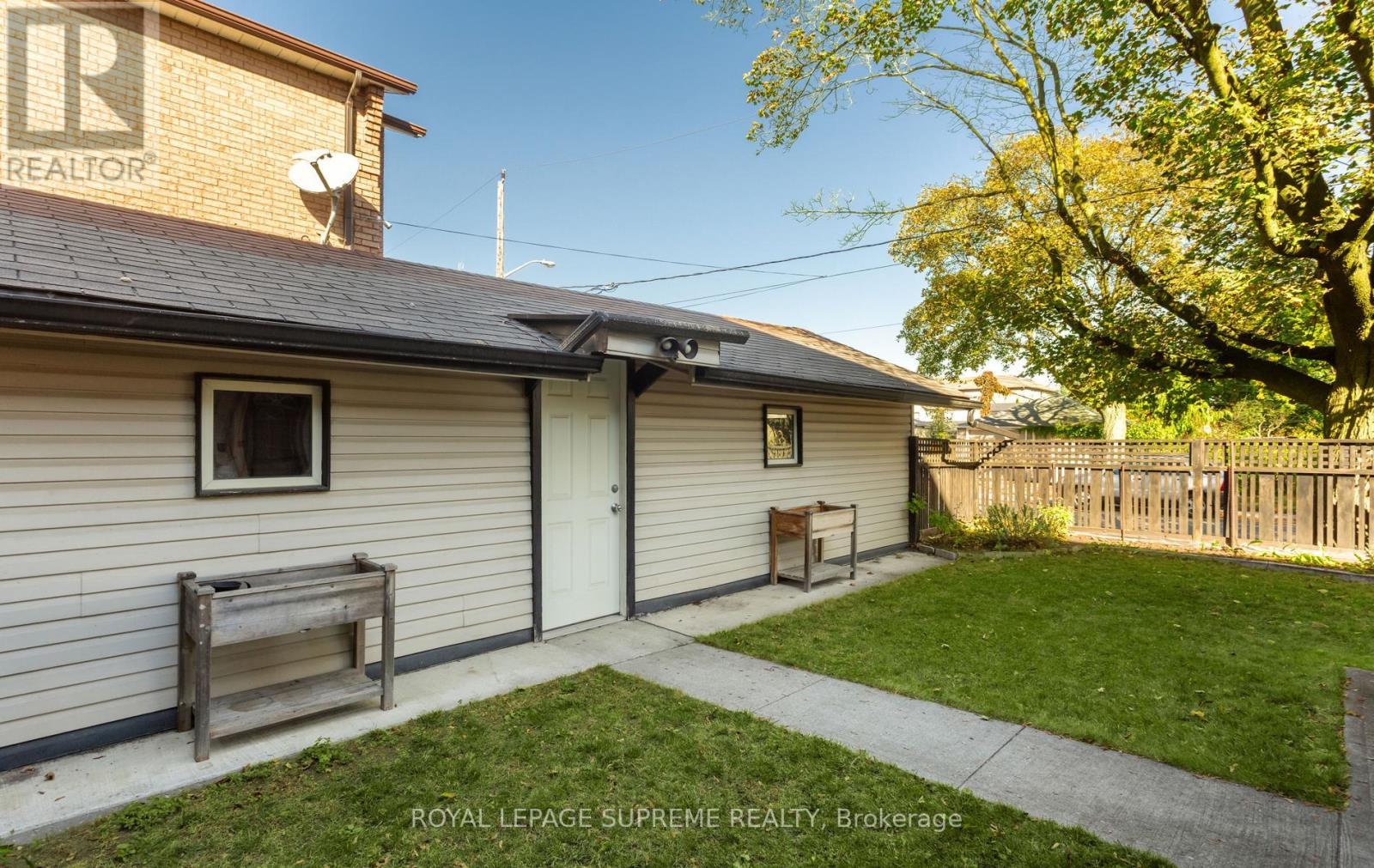 54 East Drive, Toronto (Rockcliffe-Smythe), Ontario  M6N 2N9 - Photo 43 - W14097028