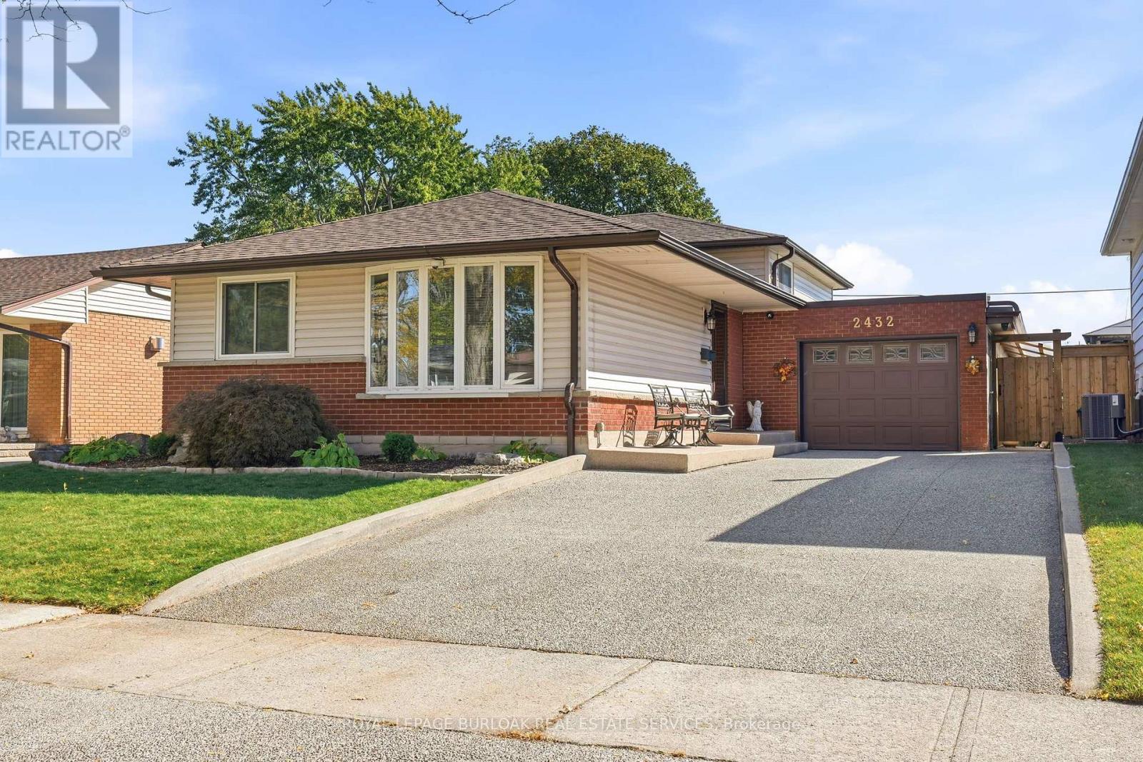 2432 Cyprus Avenue, Burlington (Mountainside), Ontario  L7P 1G6 - Photo 2 - W14097178