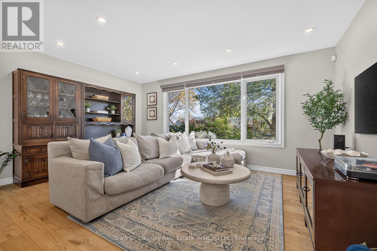581 Lord Simcoe Court, Milton, Ontario  L9T 3B4 - Photo 6 - W14097260