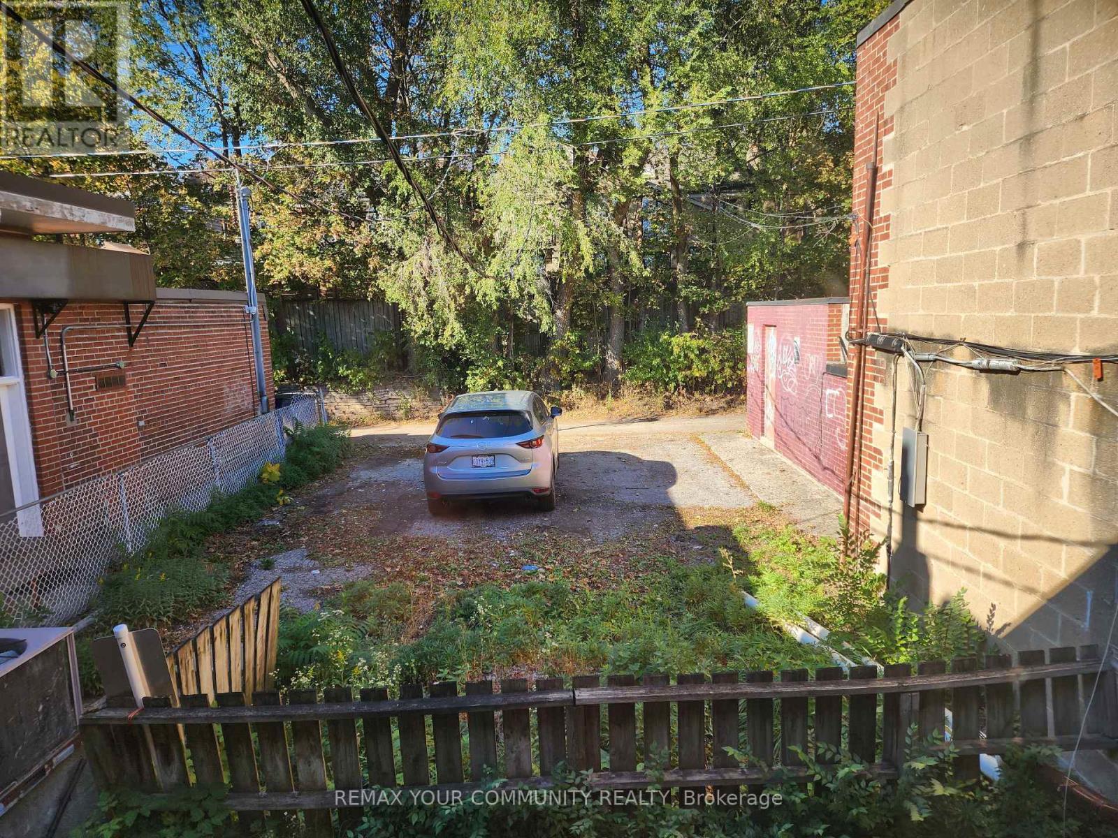 Upper - 1018 Eglinton Avenue, Toronto, Ontario  M6C 2C5 - Photo 3 - C14097334
