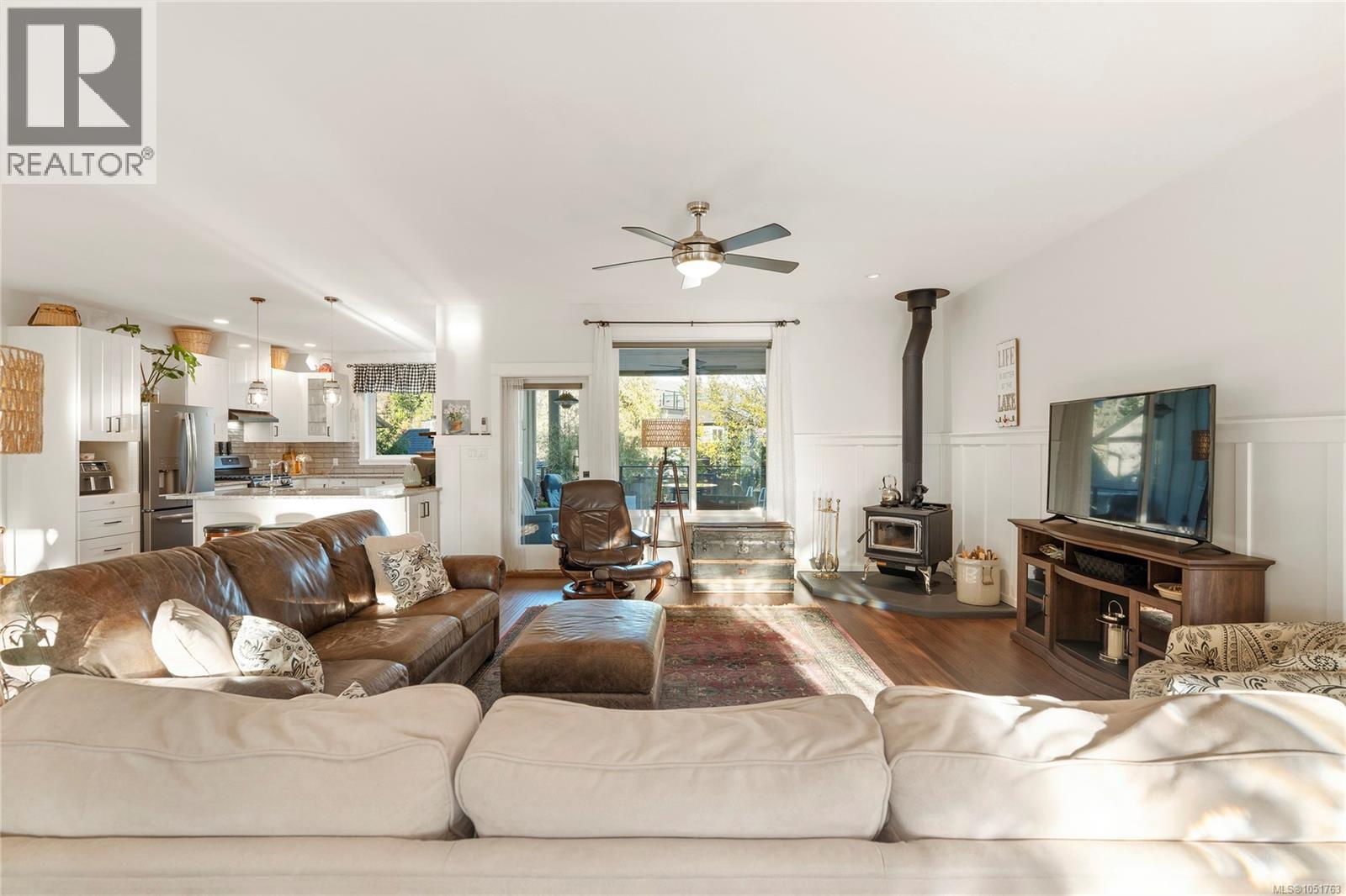 7371 Lakefront Dr