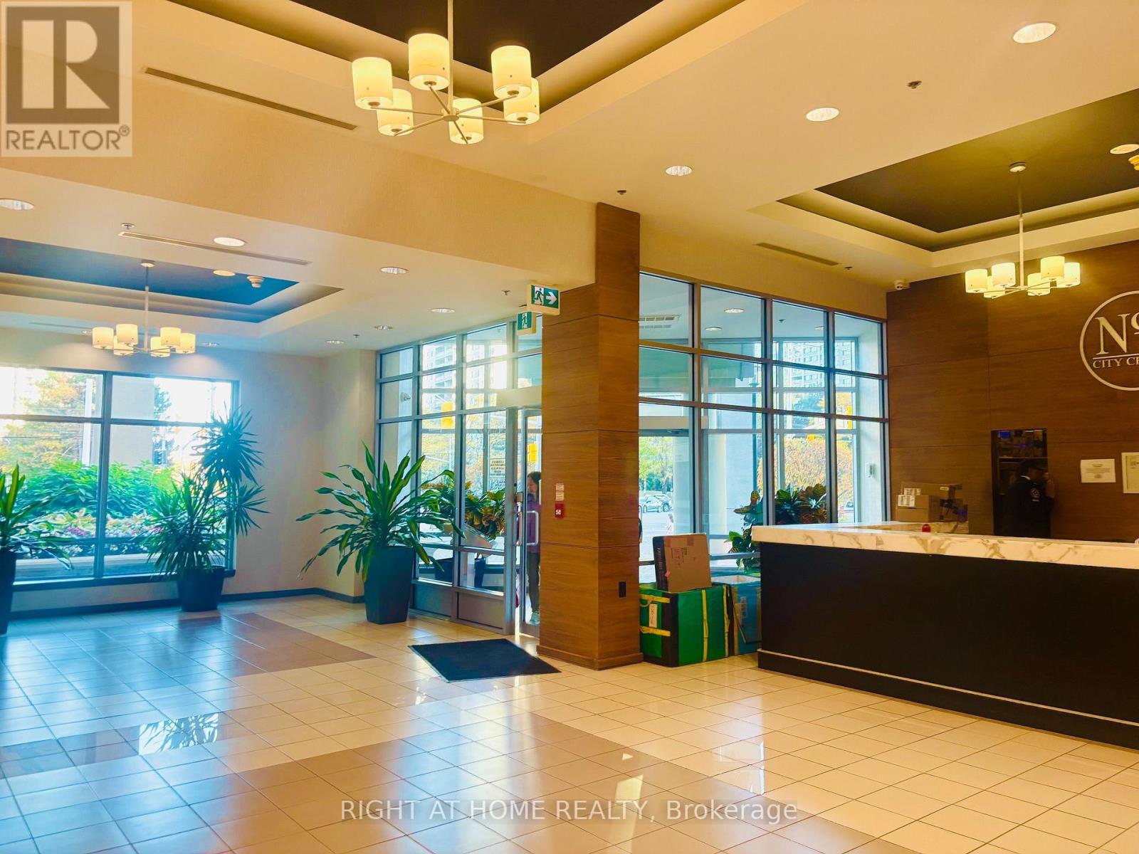 1301 - 33 Elm Drive W, Mississauga, Ontario  L5B 4M2 - Photo 3 - W14097336