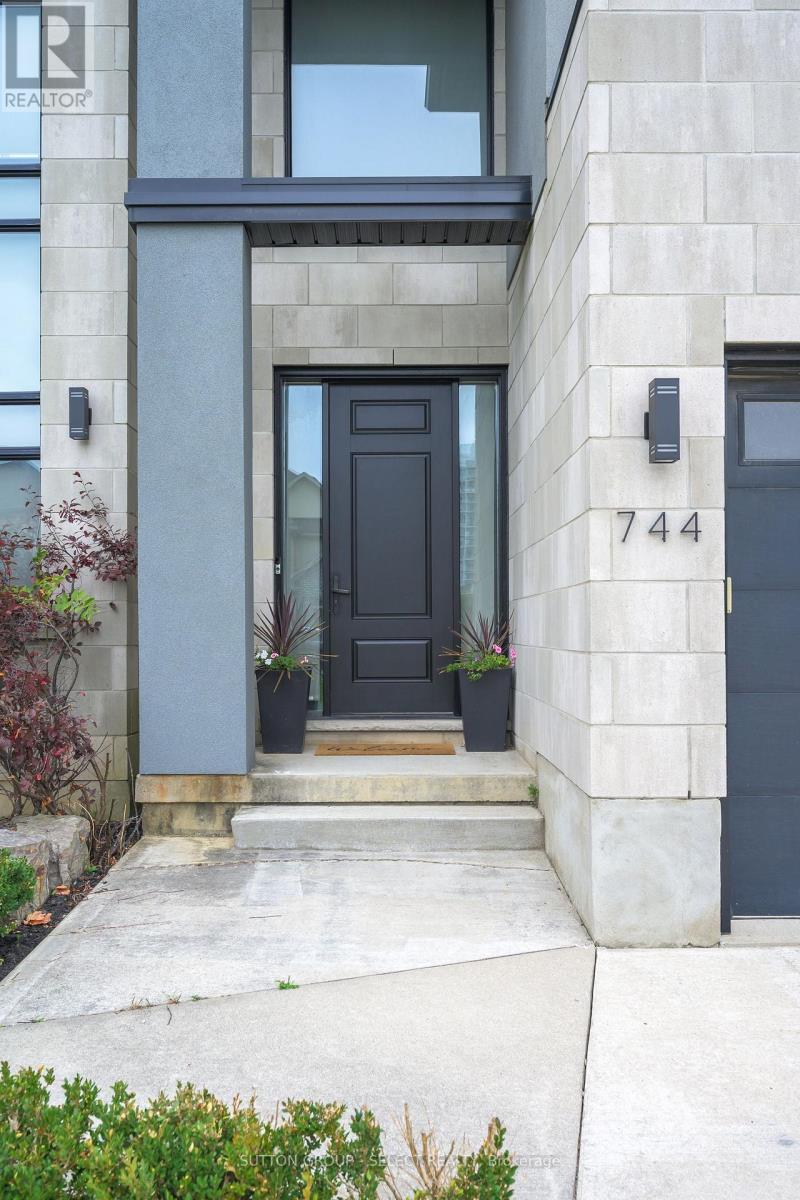 744 Hickorystick Key, London North, Ontario  N6G 0M9 - Photo 2 - X14097574