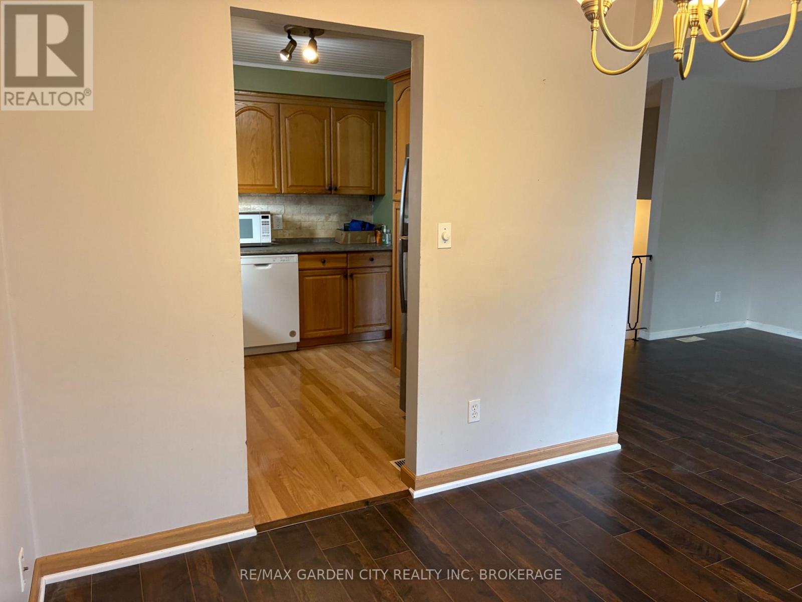 Upper - 9 Stonegate Drive, St. Catharines, Ontario  L2P 3K9 - Photo 10 - X14097418