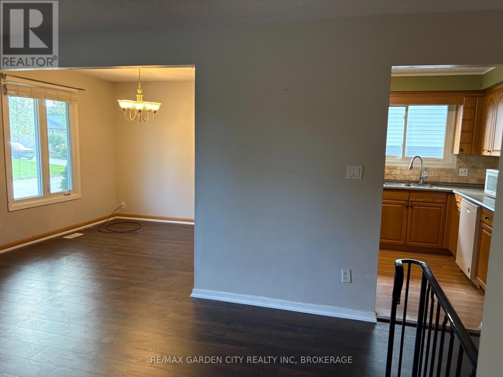 Upper - 9 Stonegate Drive, St. Catharines, Ontario  L2P 3K9 - Photo 8 - X14097418