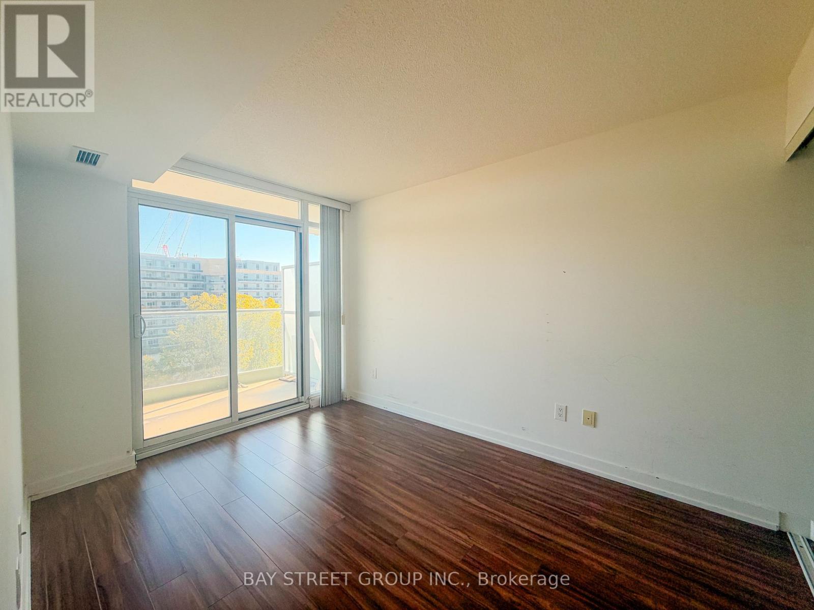 701 - 33 SINGER COURT