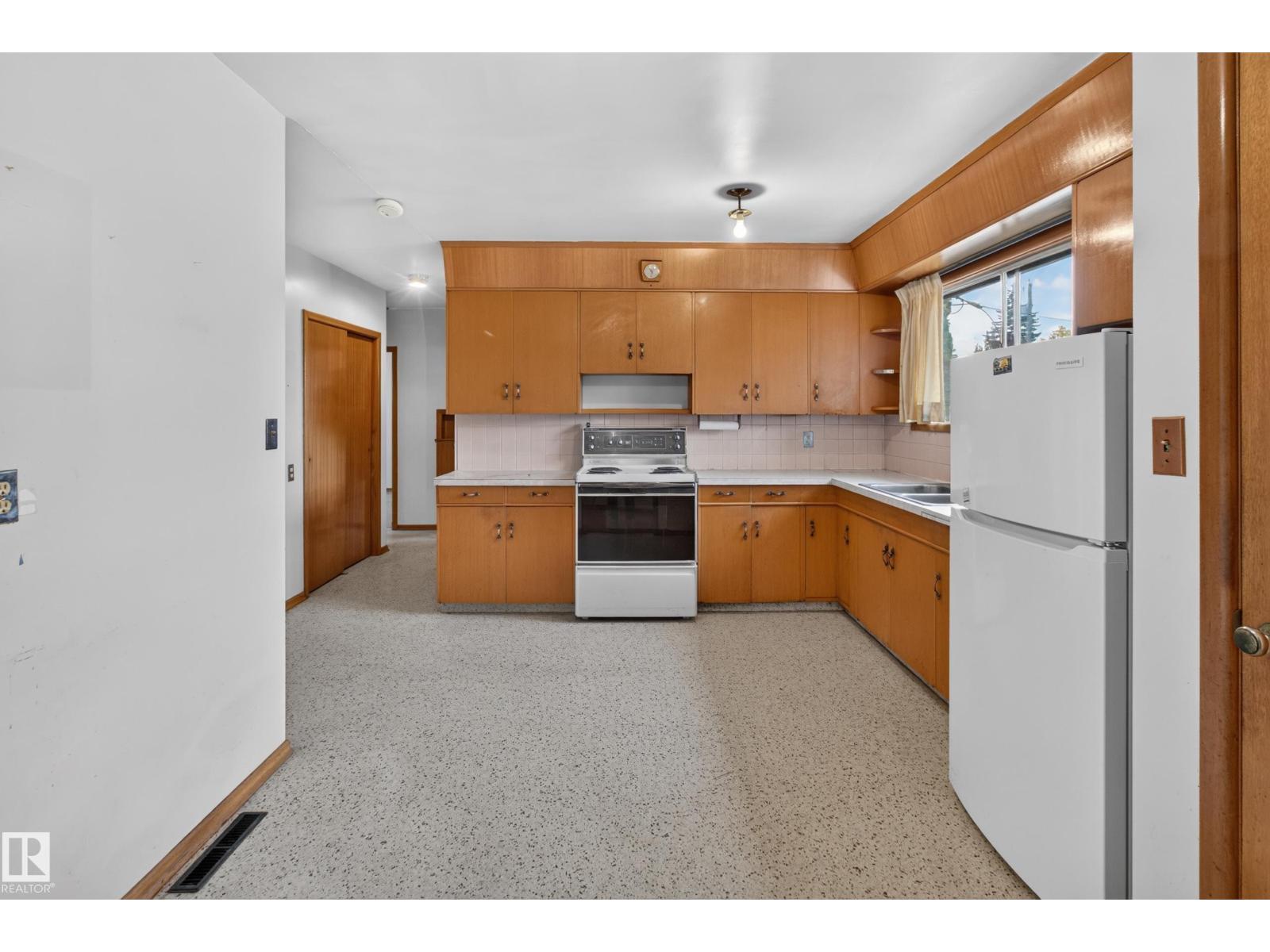 6321 104 AV NW