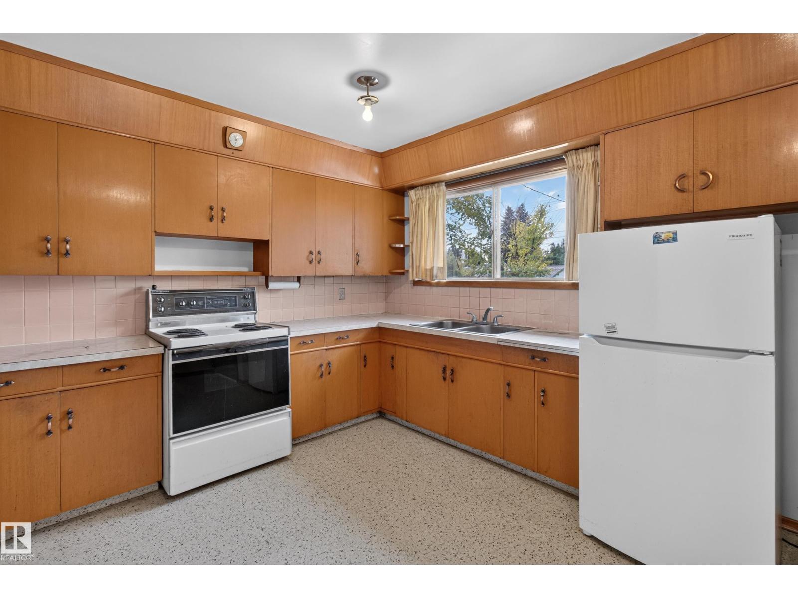 6321 104 AV NW