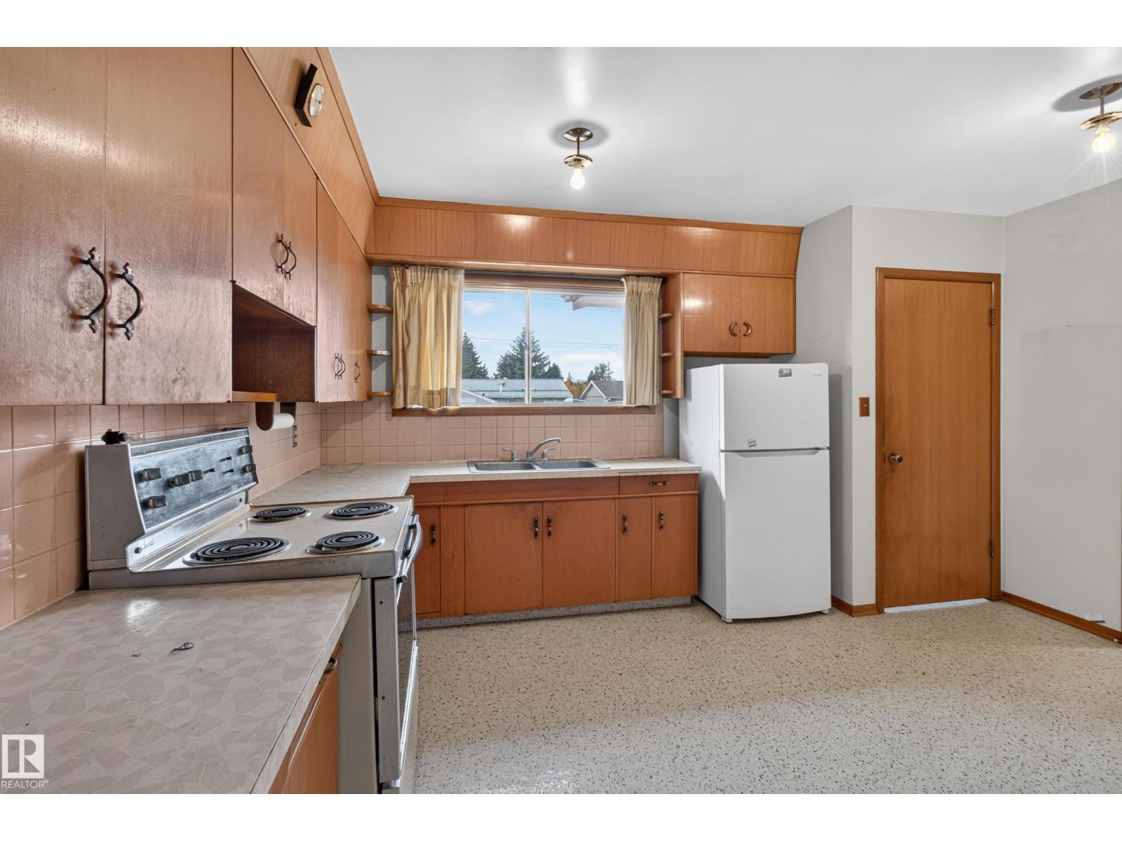 6321 104 AV NW