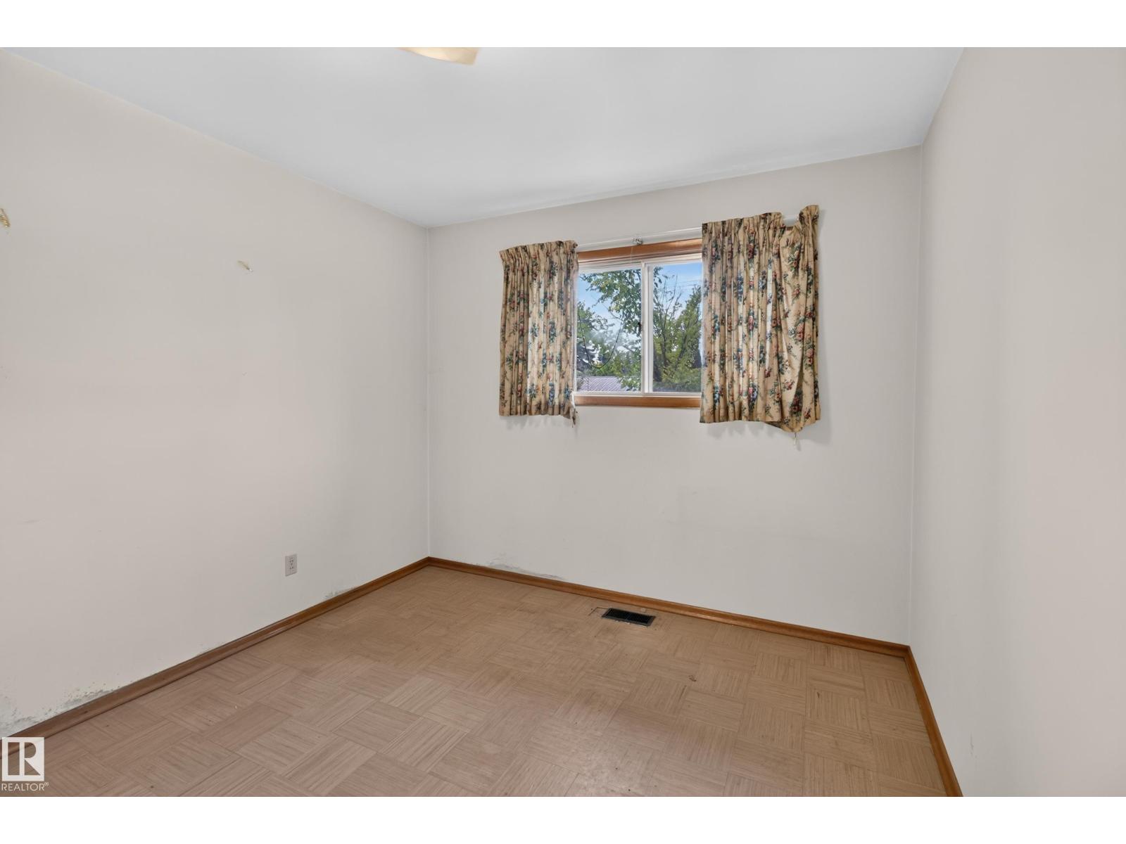 6321 104 AV NW