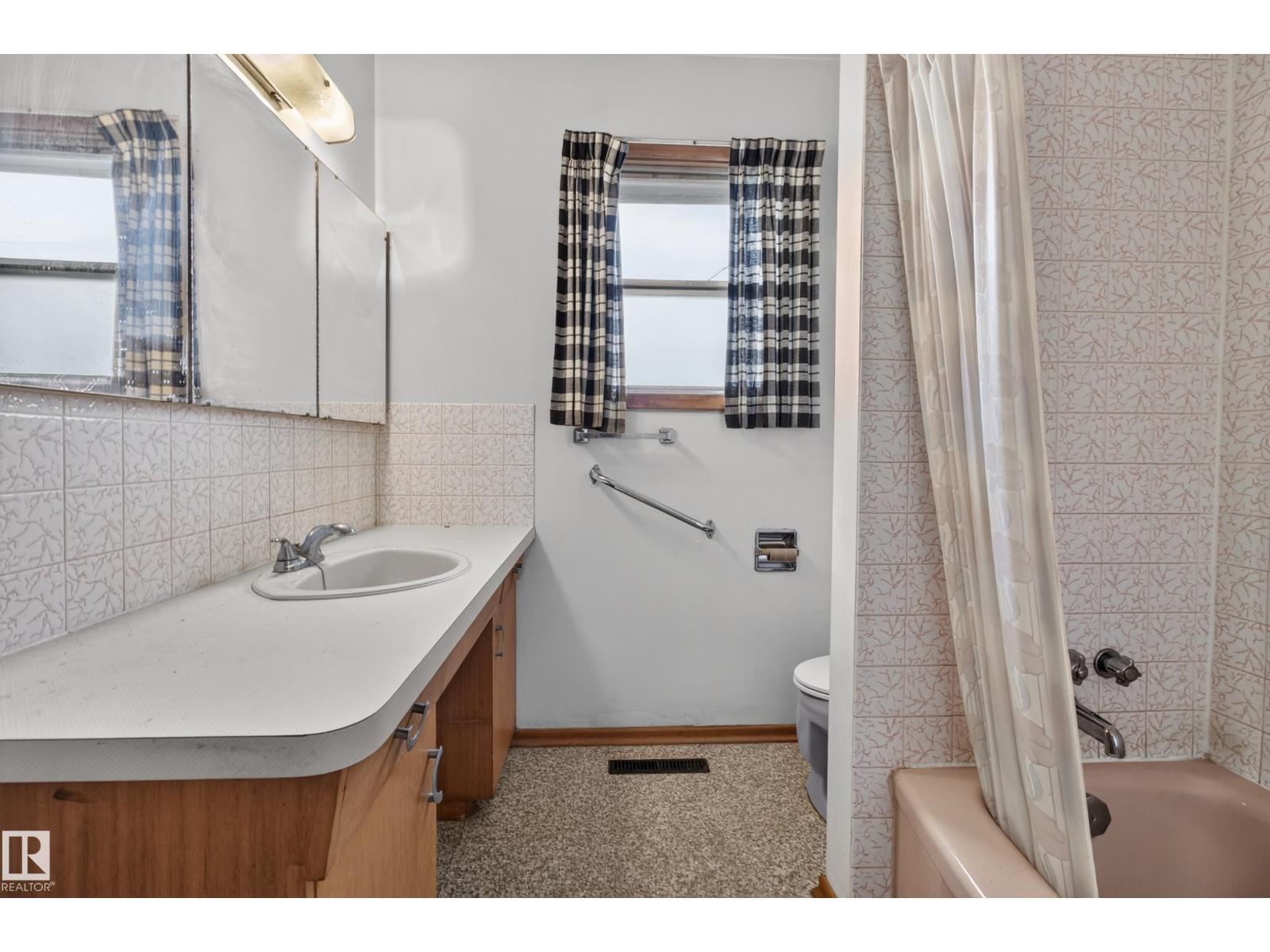 6321 104 AV NW