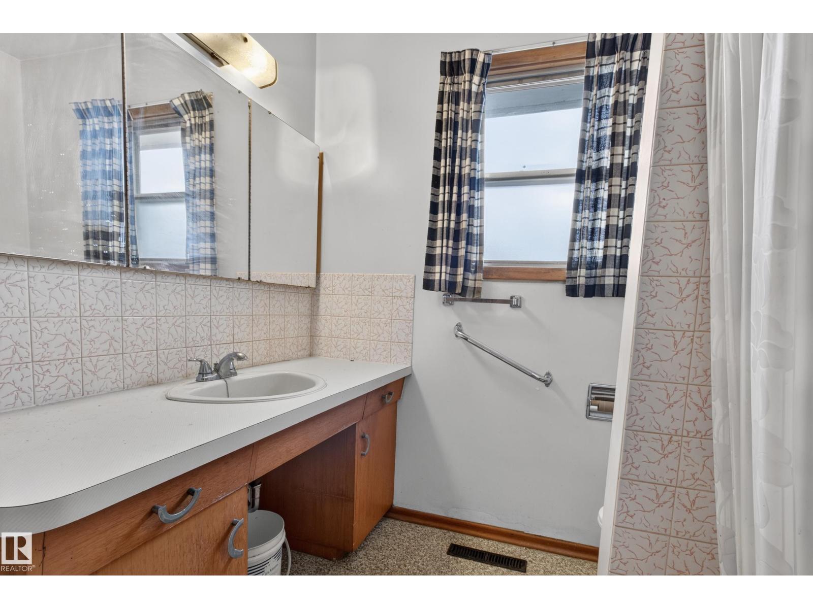 6321 104 AV NW
