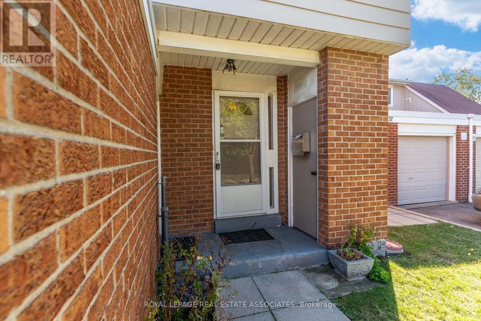 215 Mississauga Valley Boulevard, Mississauga (Mississauga Valleys), Ontario  L5A 1Y7 - Photo 3 - W14097610