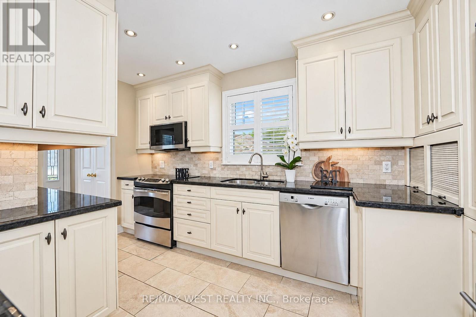 18 Nashland Avenue, Toronto (Princess-Rosethorn), Ontario  M9B 2V4 - Photo 8 - W14097668