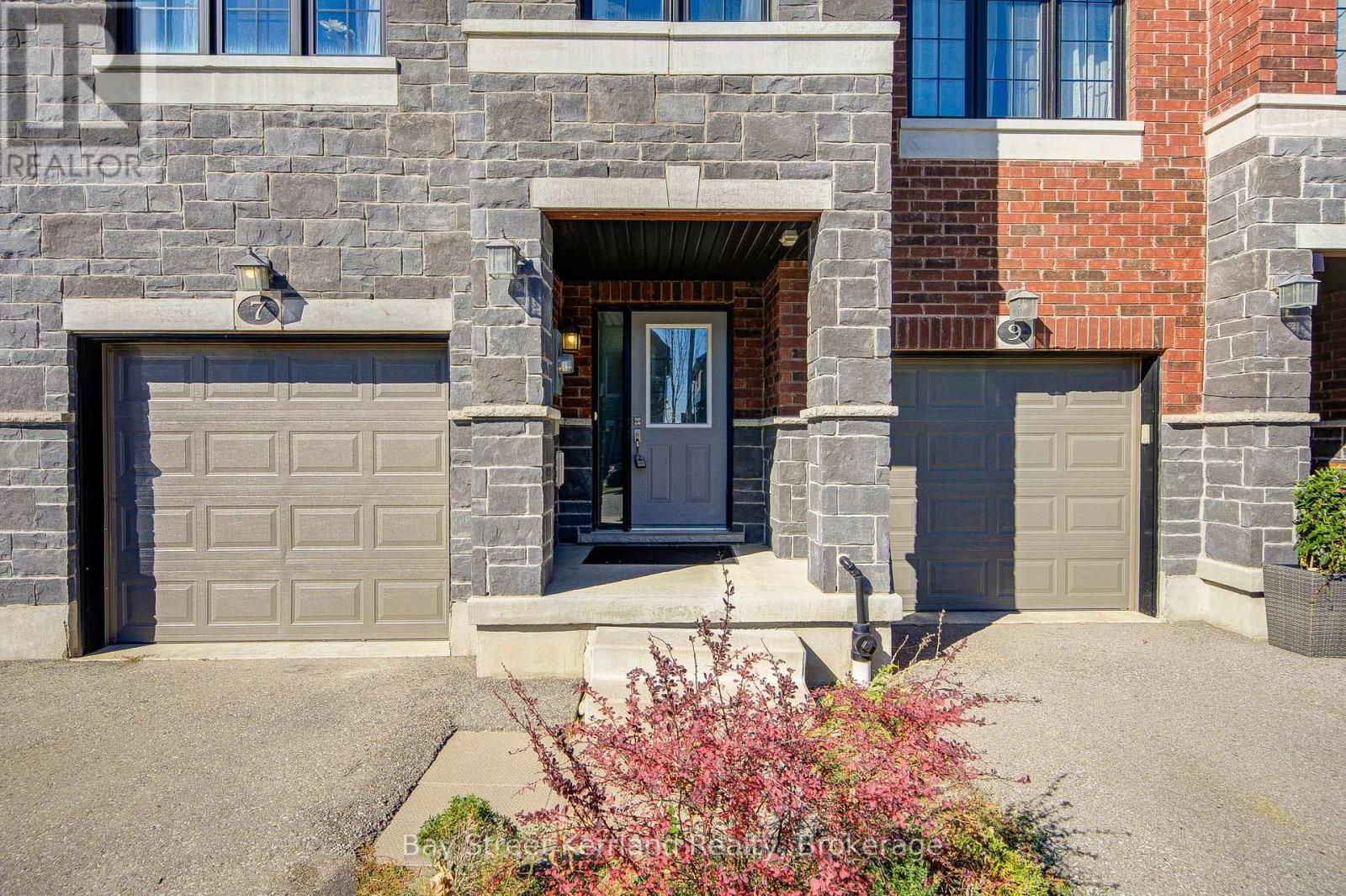 7 Sportsman Hill Street, Kitchener, Ontario  N2P 2N7 - Photo 2 - X14097442