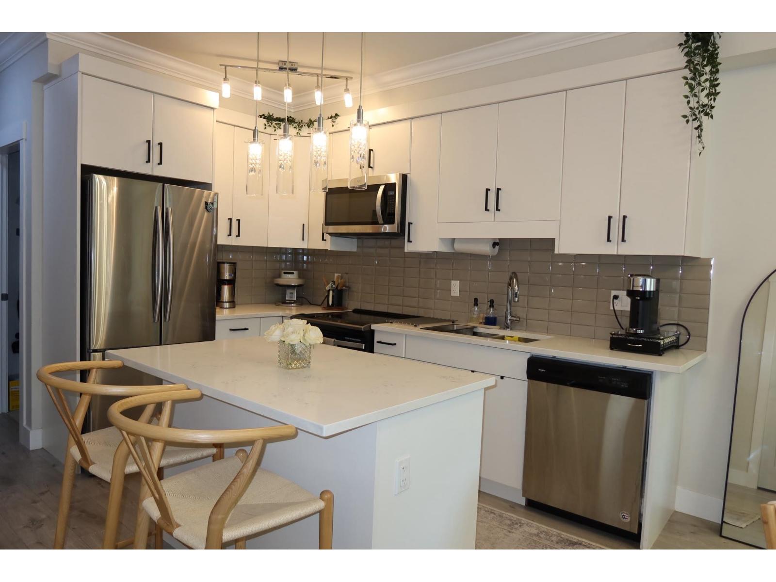 310 13799 101 AVENUE, surrey, British Columbia