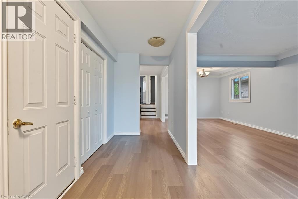 8 Valanna Court, Hamilton, Ontario  L9C 7A3 - Photo 4 - 40871373